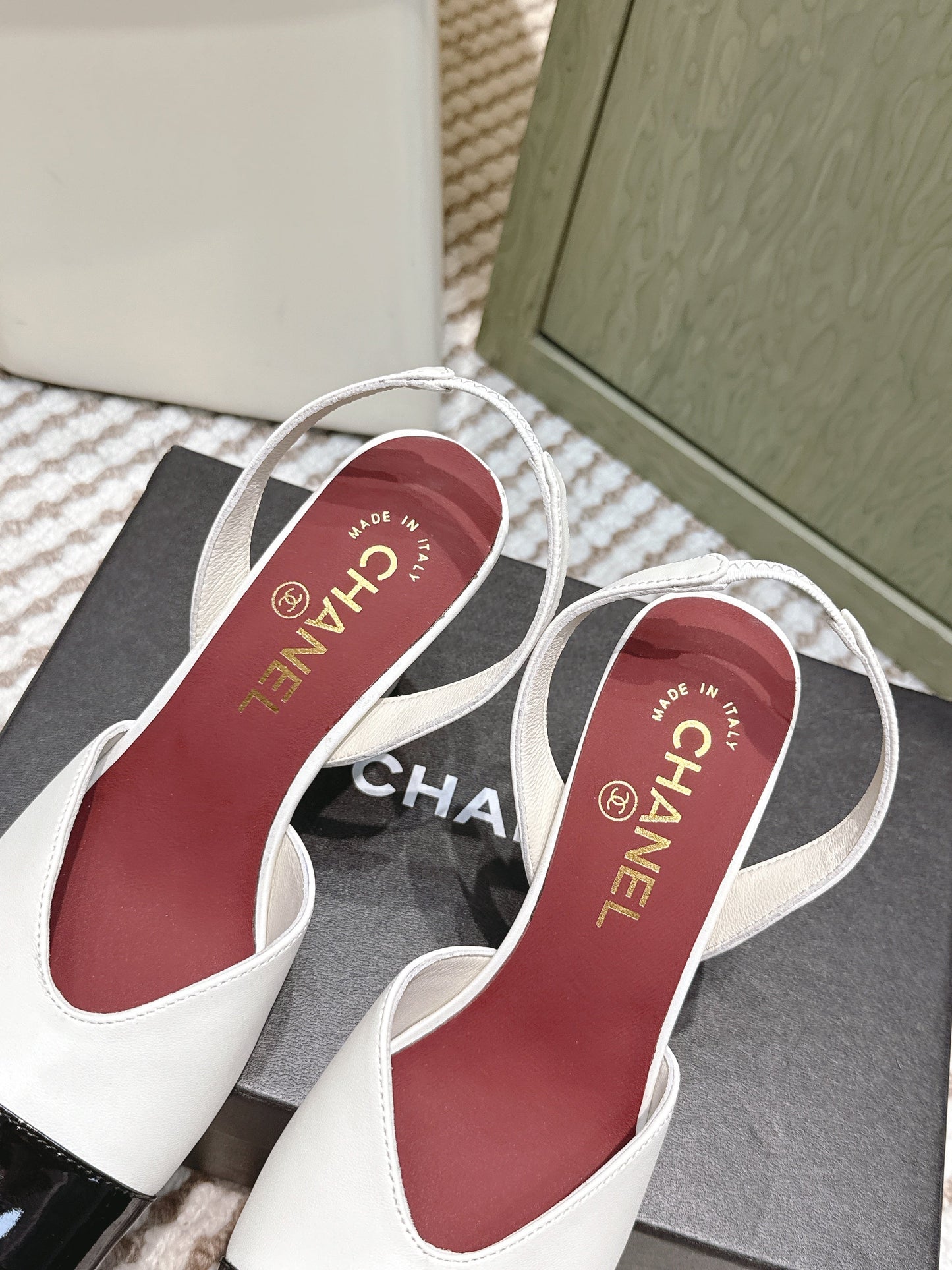 CHANEL 25S HIGH-HEELED SQUARE-TOE SLINGBACK 90MM IN WHITE AND BLACK CALFSKIN - 35