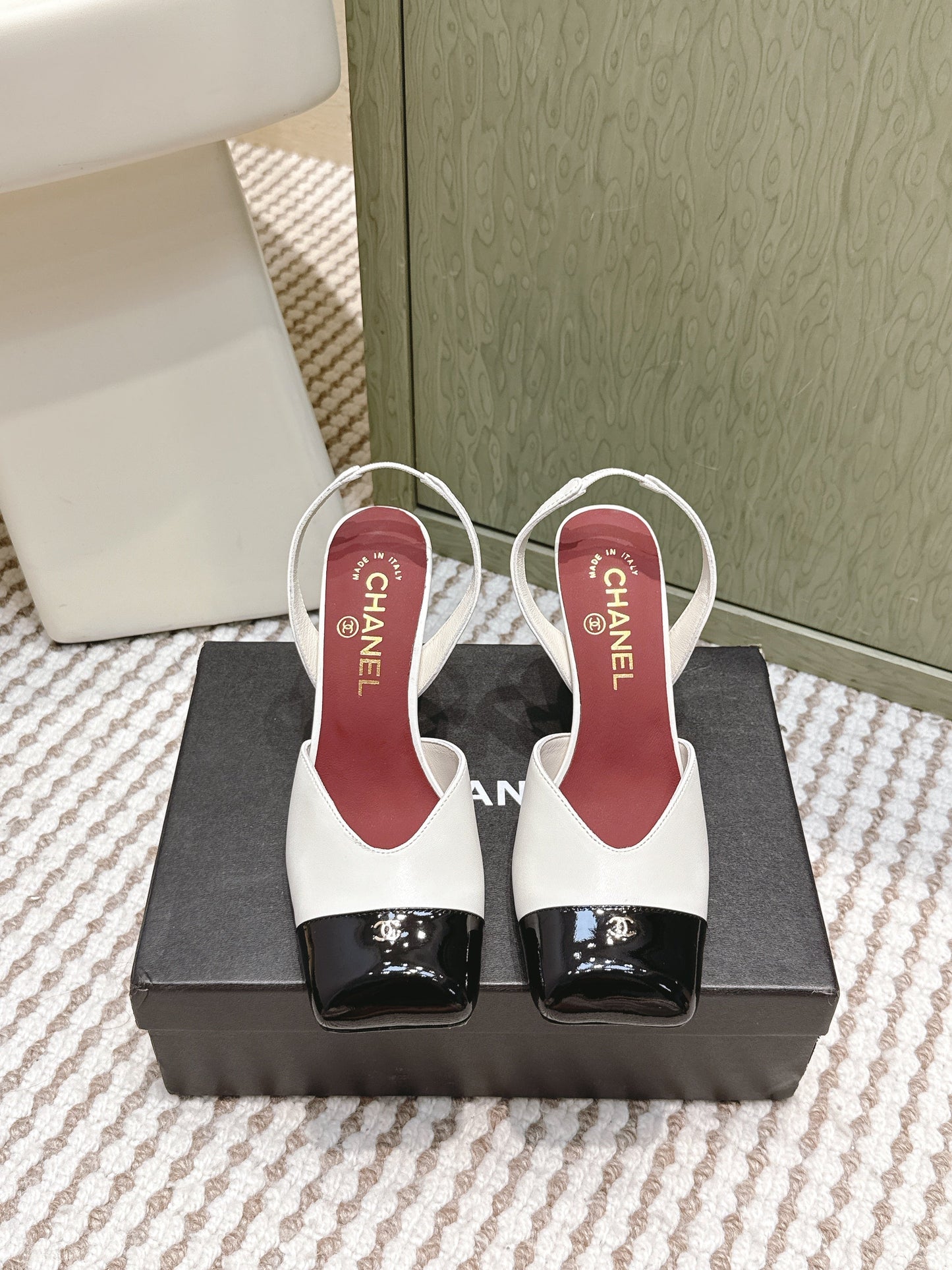 CHANEL 25S HIGH-HEELED SQUARE-TOE SLINGBACK 90MM IN WHITE AND BLACK CALFSKIN - 35