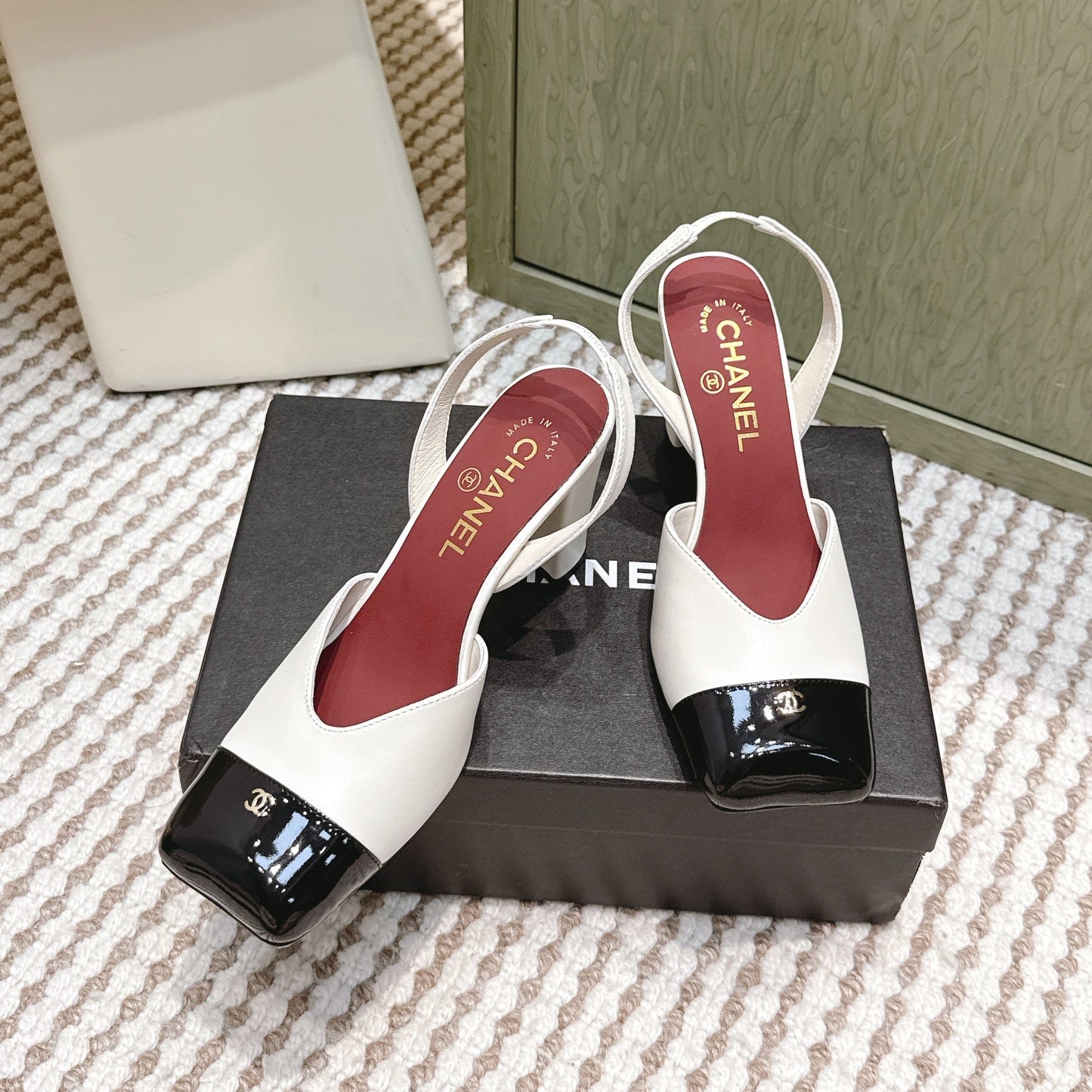 CHANEL 25S HIGH-HEELED SQUARE-TOE SLINGBACK 90MM IN WHITE AND BLACK CALFSKIN - 35