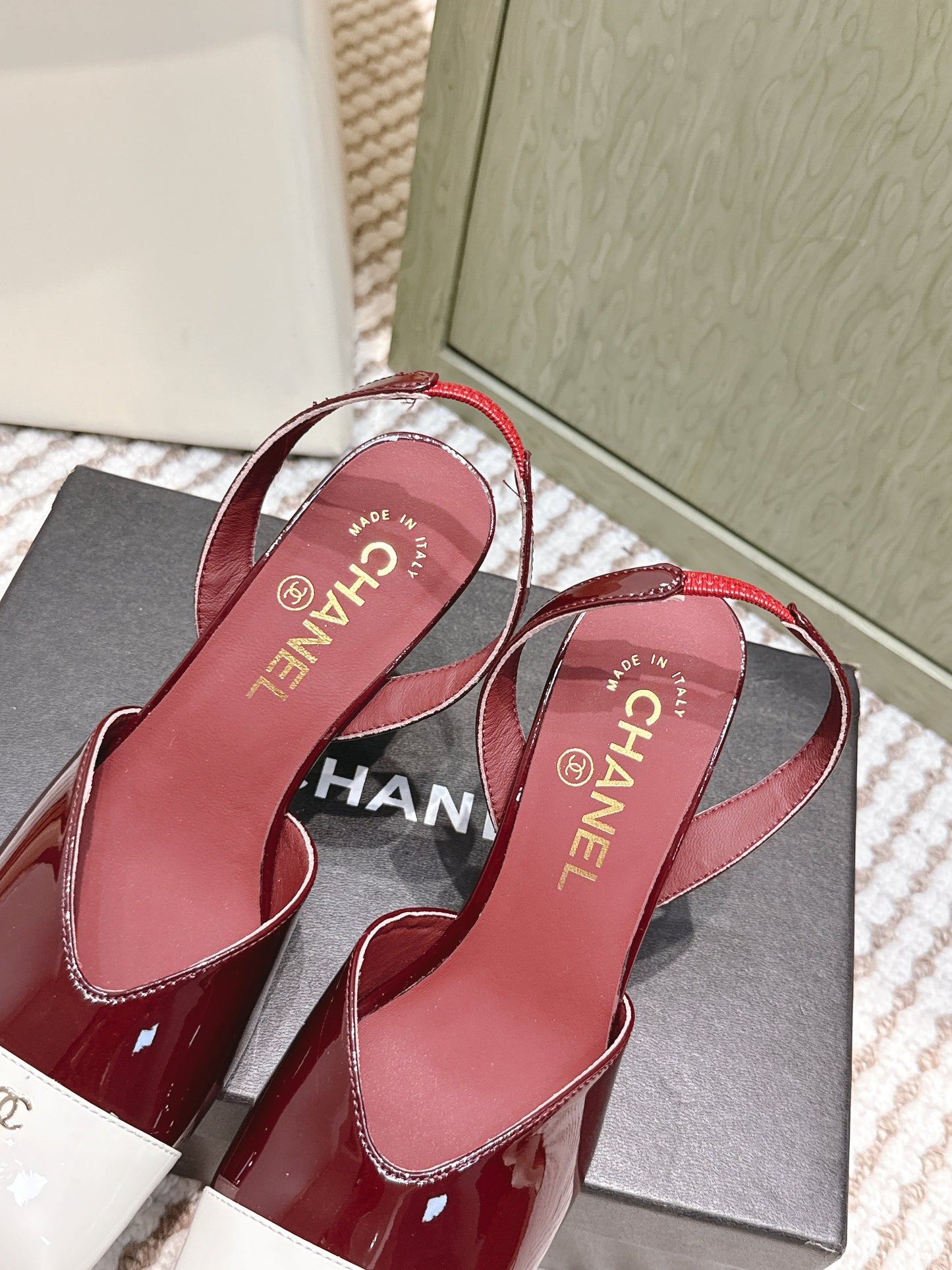 CHANEL 25S HIGH-HEELED SQUARE-TOE SLINGBACK 90MM IN DARK RED AND WHITE CALFSKIN - 35