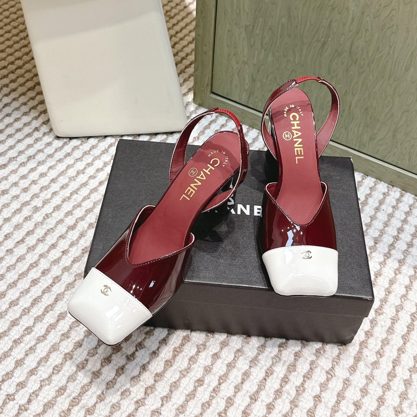 CHANEL 25S HIGH-HEELED SQUARE-TOE SLINGBACK 90MM IN DARK RED AND WHITE CALFSKIN - 35