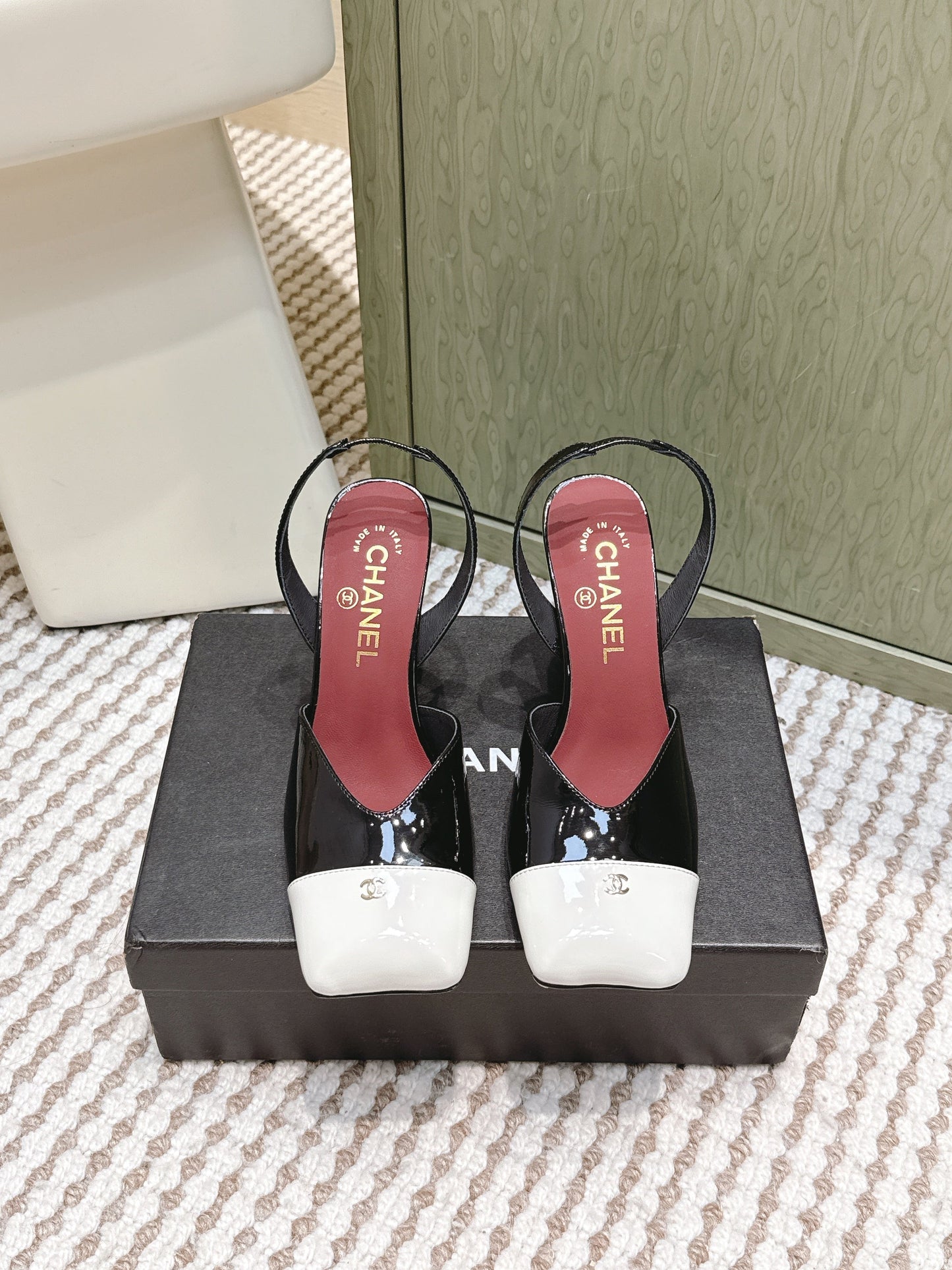 CHANEL 25S HIGH-HEELED SQUARE-TOE SLINGBACK 90MM IN BLACK AND WHITE CALFSKIN - 35