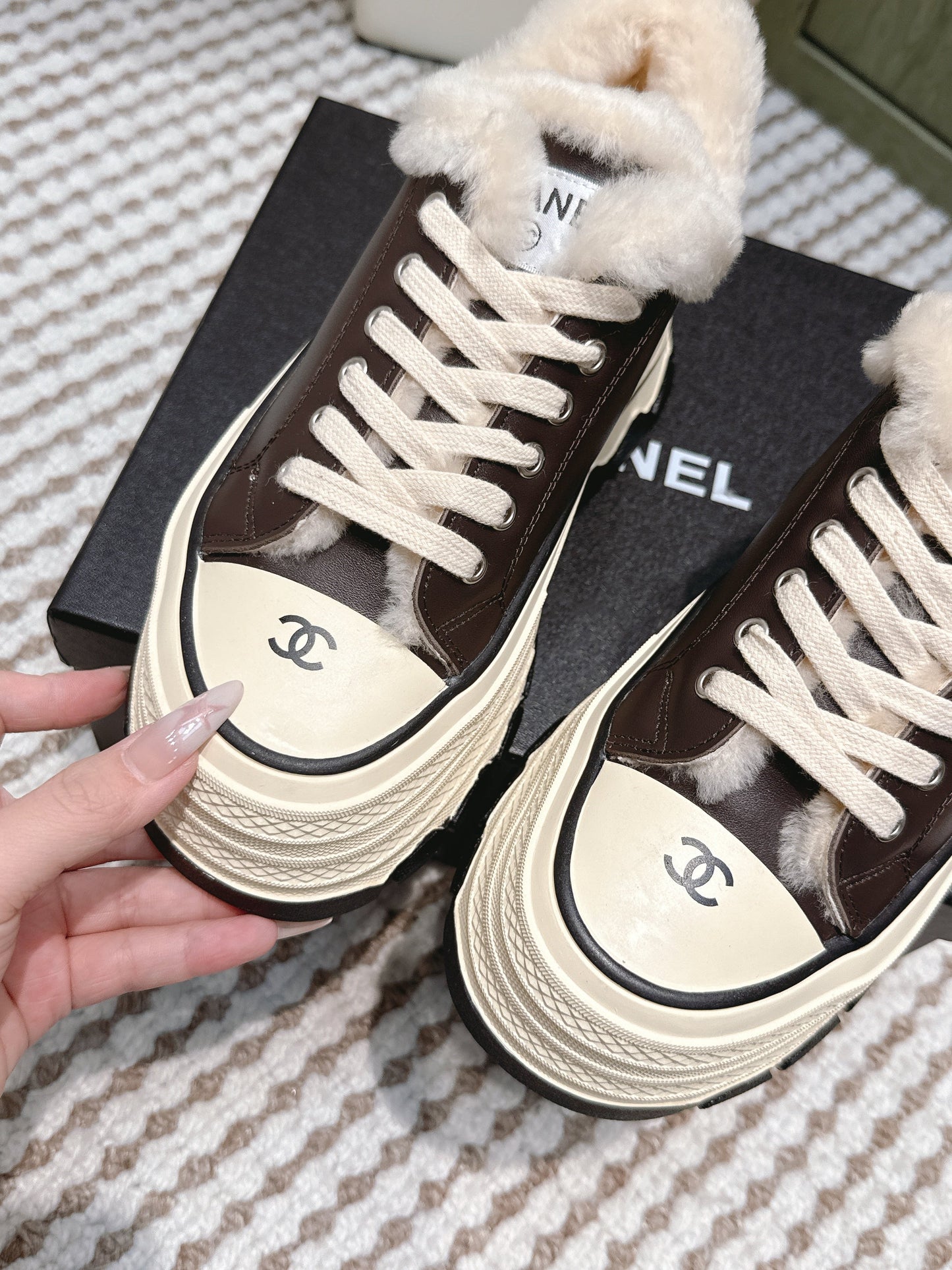 CHANEL 25S THICK-SOLE SNEAKERS 60MM IN DARK BROWN AND BEIGE CALFSKIN WITH FUR LINING - 35