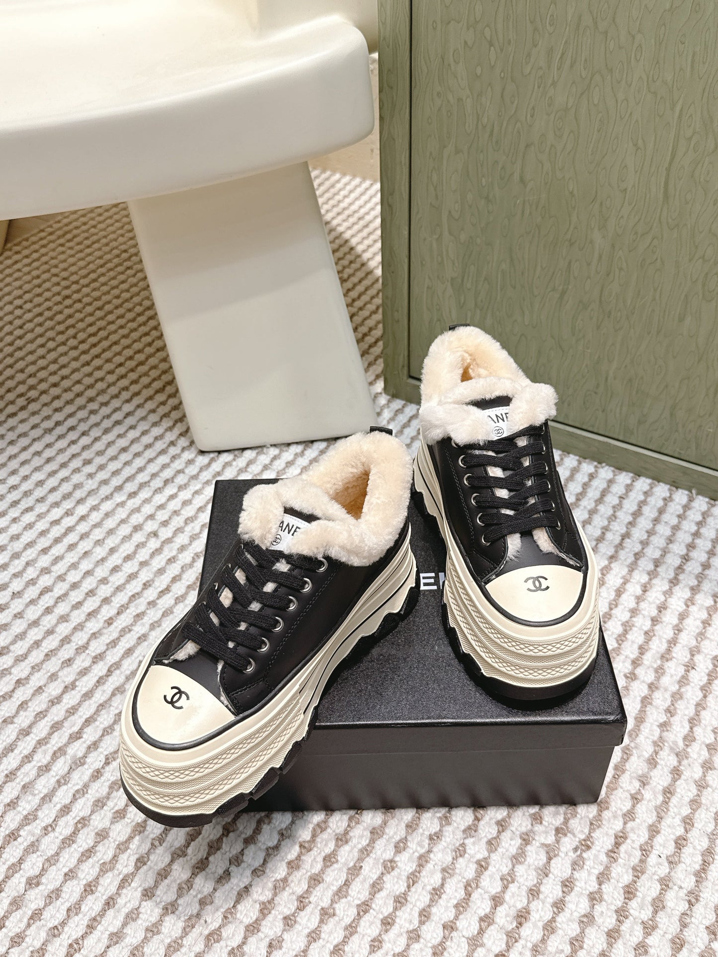 CHANEL 25S THICK-SOLE SNEAKERS 60MM IN BLACK AND BEIGE CALFSKIN WITH FUR LINING - 35