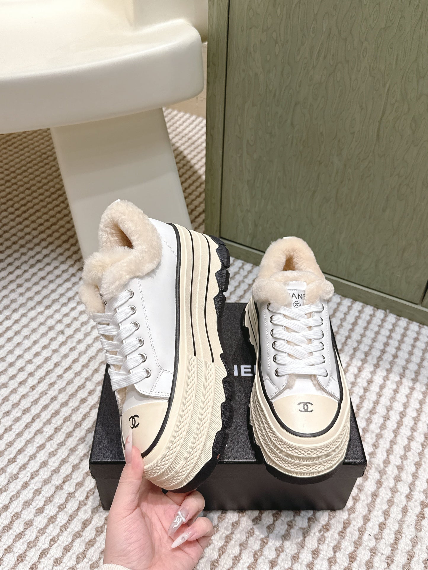 CHANEL 25S THICK-SOLE SNEAKERS 60MM IN WHITE AND BEIGE CALFSKIN WITH FUR LINING - 35