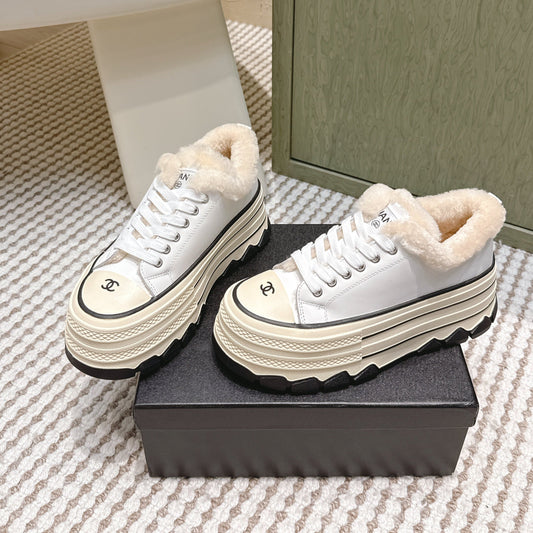 CHANEL 25S THICK-SOLE SNEAKERS 60MM IN WHITE AND BEIGE CALFSKIN WITH FUR LINING - 35