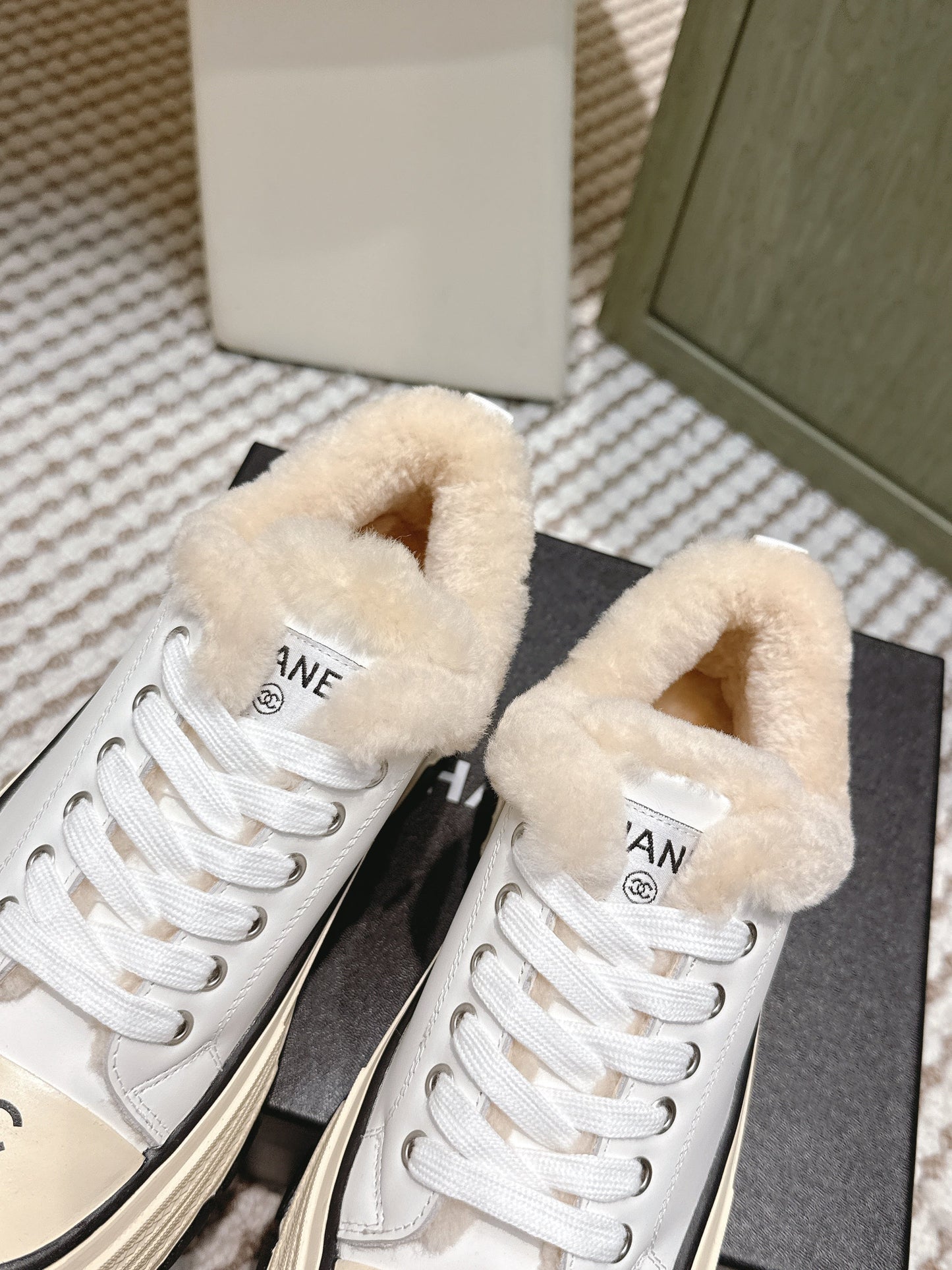 CHANEL 25S THICK-SOLE SNEAKERS 60MM IN WHITE AND BEIGE CALFSKIN WITH FUR LINING - 35