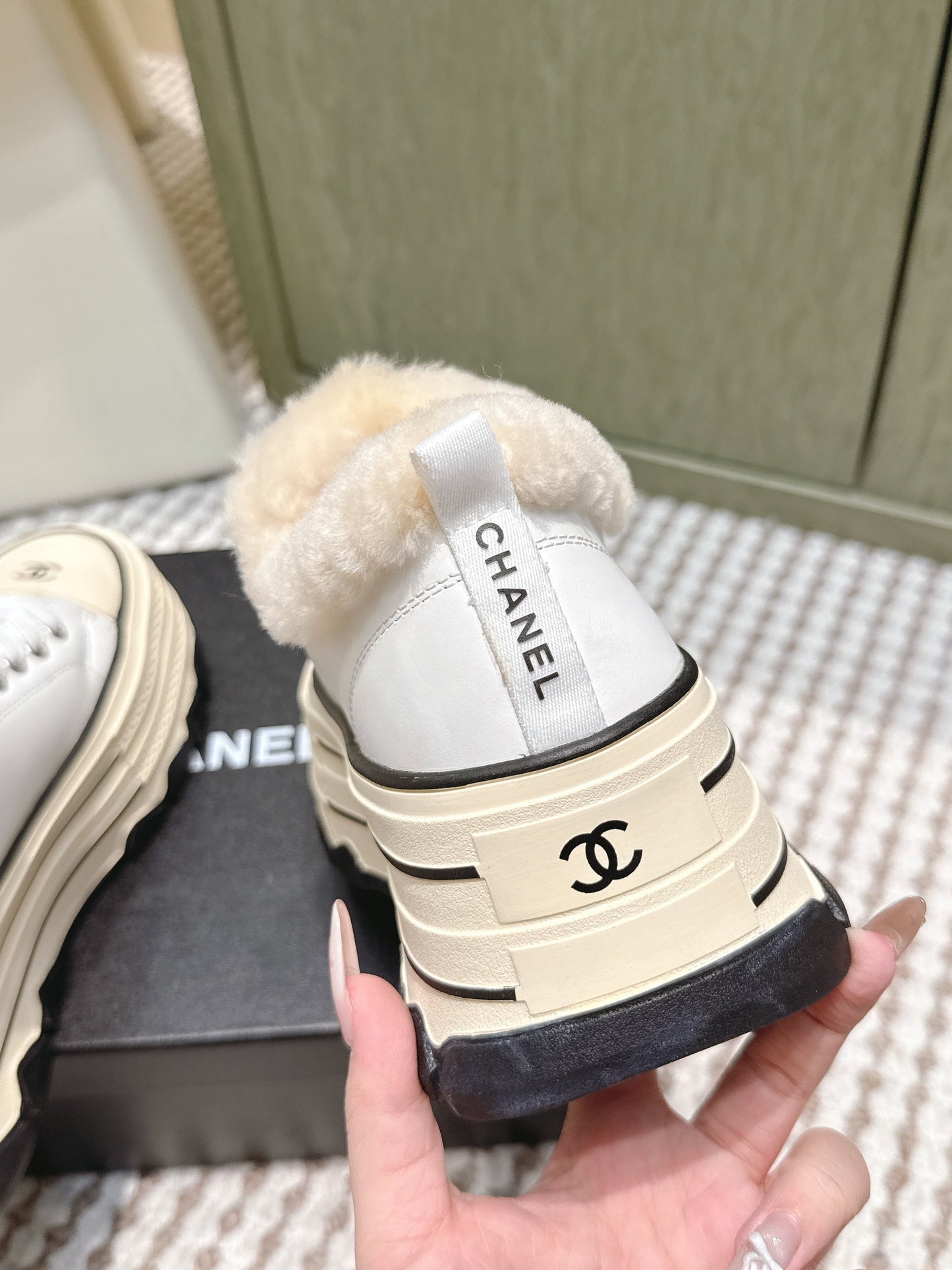 CHANEL 25S THICK-SOLE SNEAKERS 60MM IN WHITE AND BEIGE CALFSKIN WITH FUR LINING - 35
