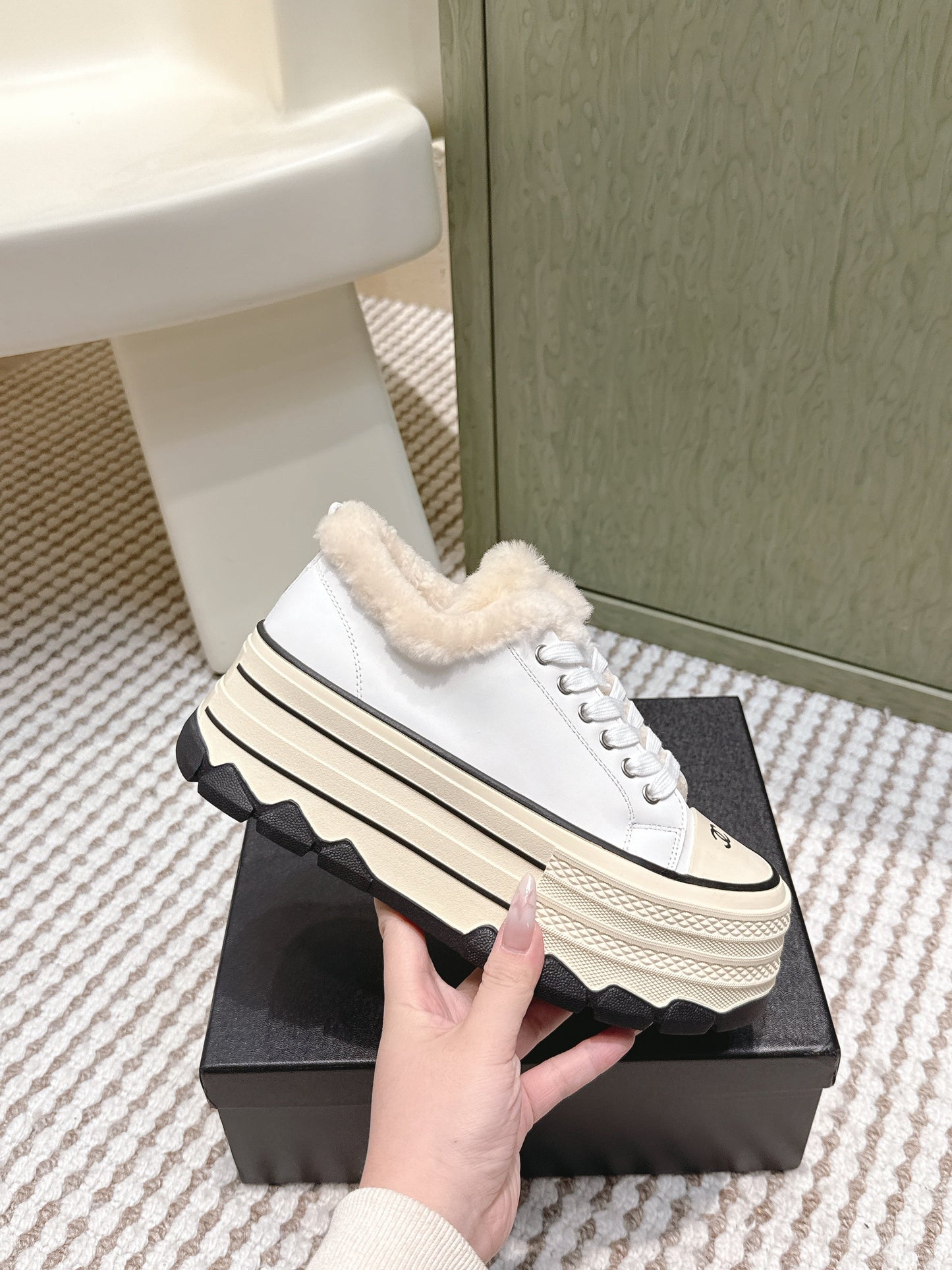 CHANEL 25S THICK-SOLE SNEAKERS 60MM IN WHITE AND BEIGE CALFSKIN WITH FUR LINING - 35