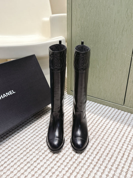 CHANEL 25S ВИСОКІ КОВБОЙСЬКІ ЧОБОТИ З ЧОРНОЇ ТЕЛЯЧОЇ ШКІРИ З РОМБОВИМ ПРОСТРОЧУВАННЯМ - 35