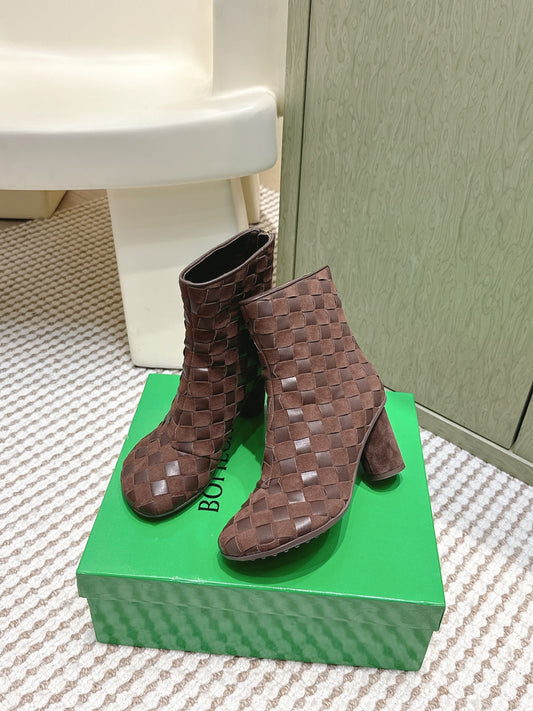 ЧОБОТИ BOTTEGA VENETA 26S INTRECCIATO 70 ММ З ТЕМНО-КОРИЧНЕВОЇ ЗАМШІ ТА ОВЧИНИ