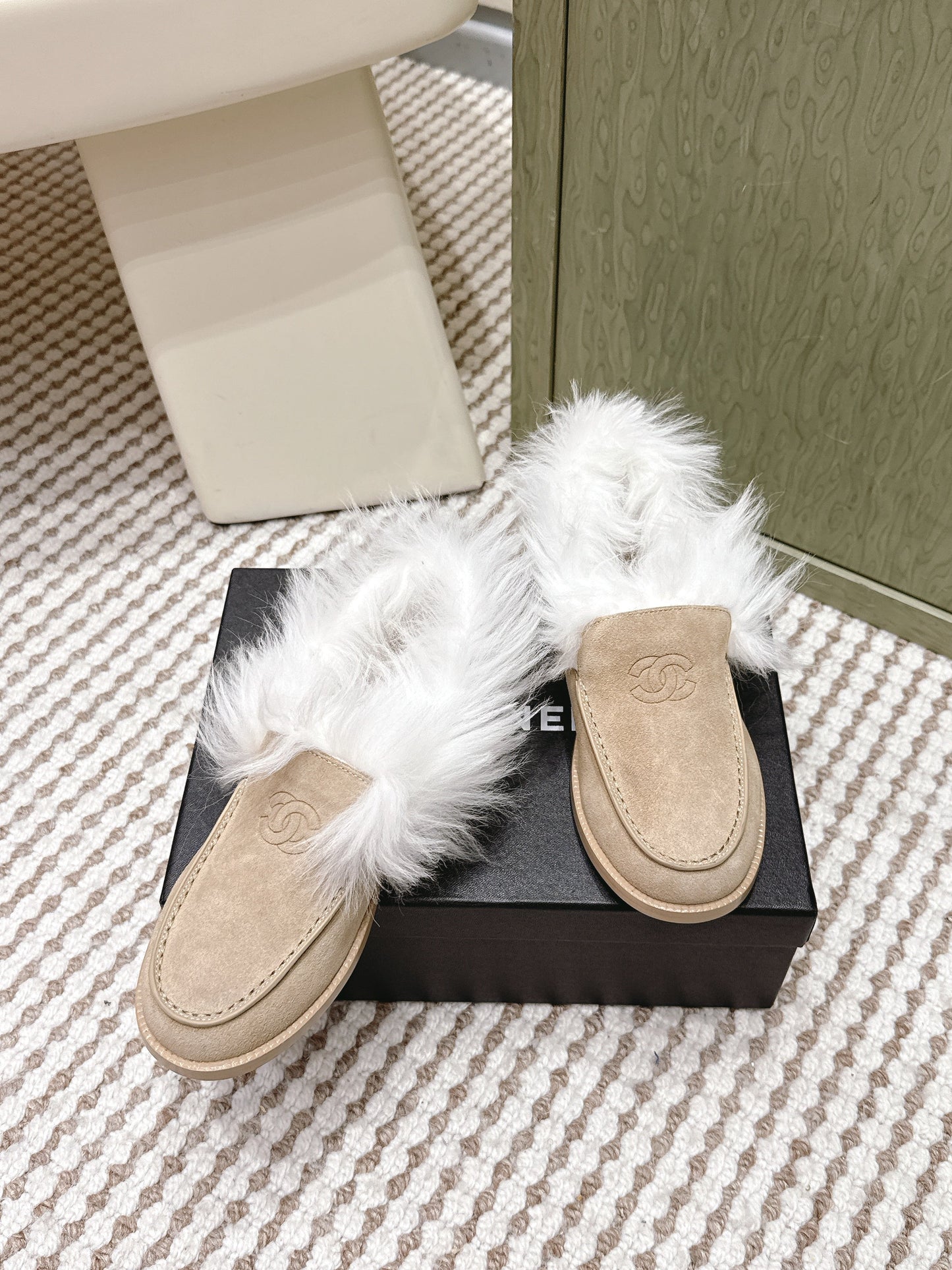 CHANEL 25S LOAFERS MOCCASIN IN BEIGE SUEDE WITH WHITE MINK FUR LINING - 35