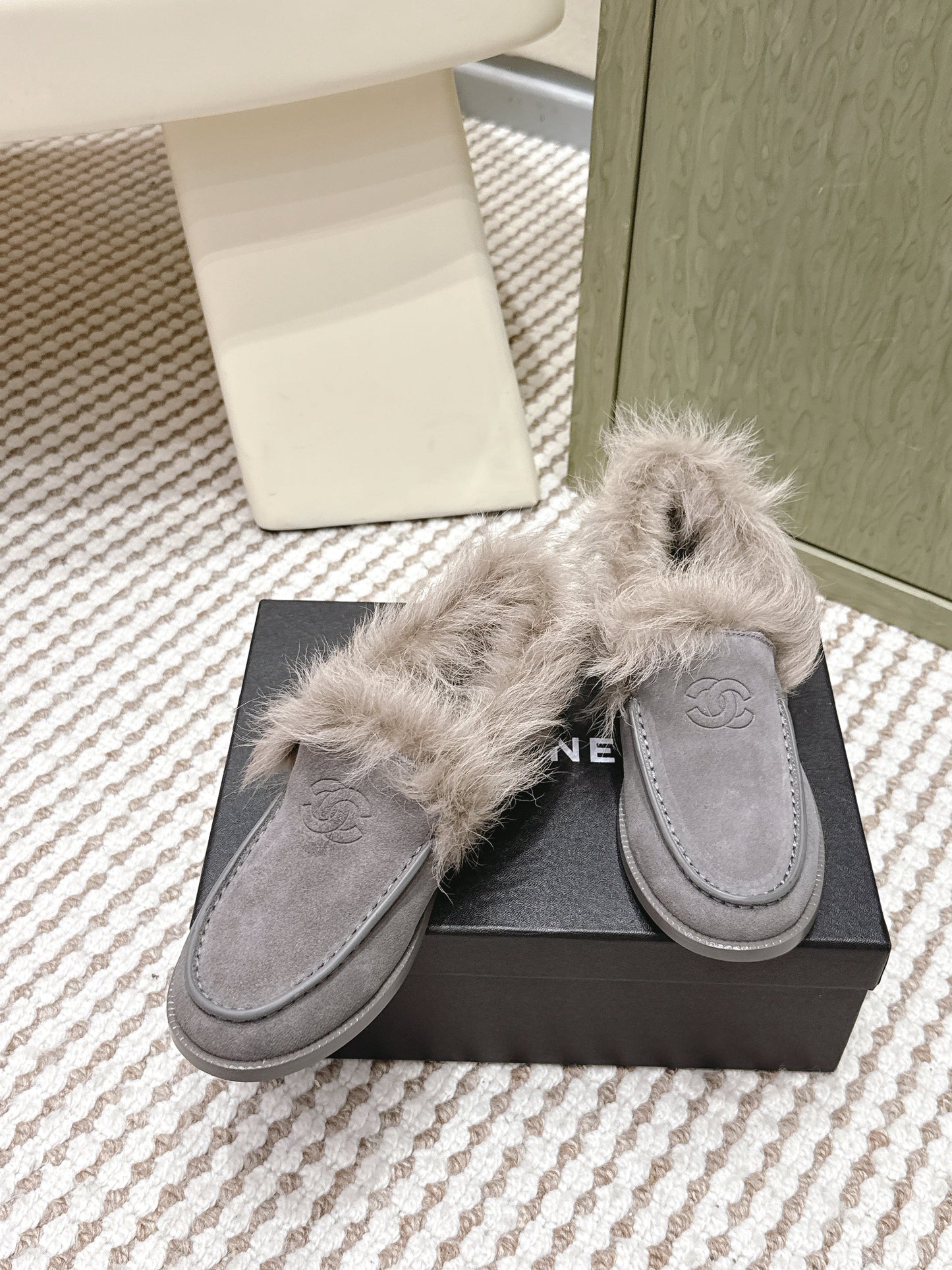 CHANEL 25S LOAFERS MOCCASIN IN LIGHT GRAY SUEDE WITH LIGHT BEIGE MINK FUR LINING - 35