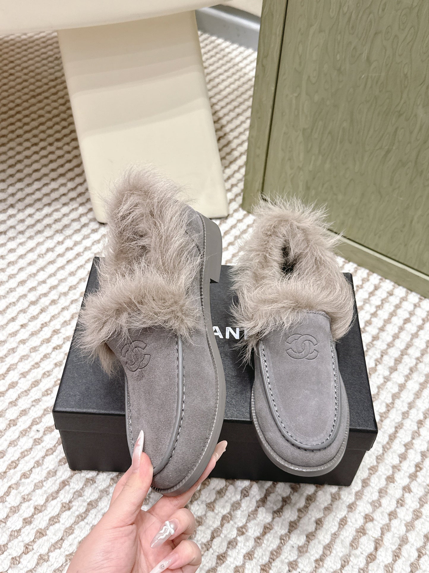 CHANEL 25S LOAFERS MOCCASIN IN LIGHT GRAY SUEDE WITH LIGHT BEIGE MINK FUR LINING - 35
