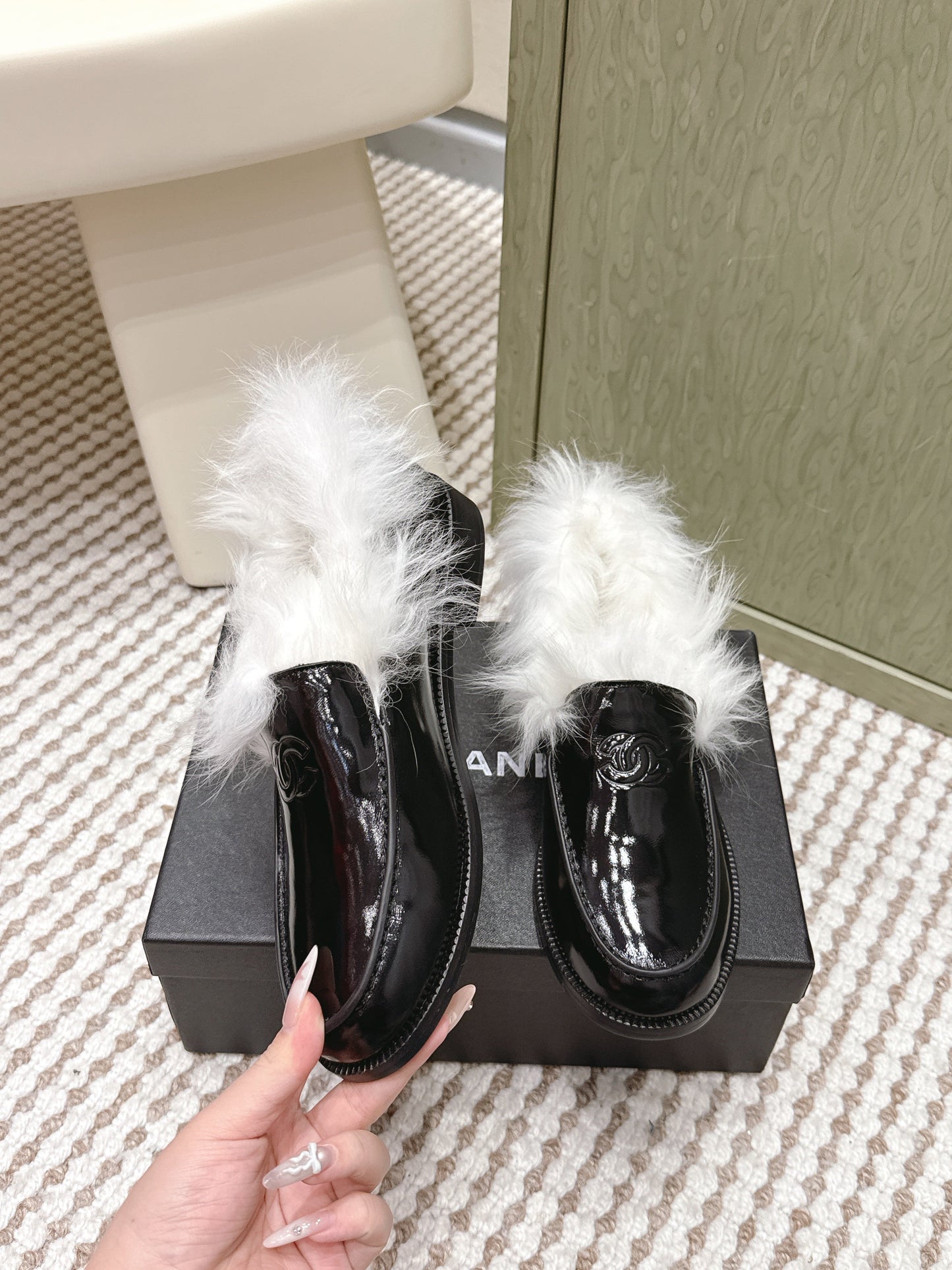 CHANEL 25S LOAFERS MOCCASIN IN BLACK GLOSSY CALFSKIN WITH WHITE MINK FUR LINING - 35
