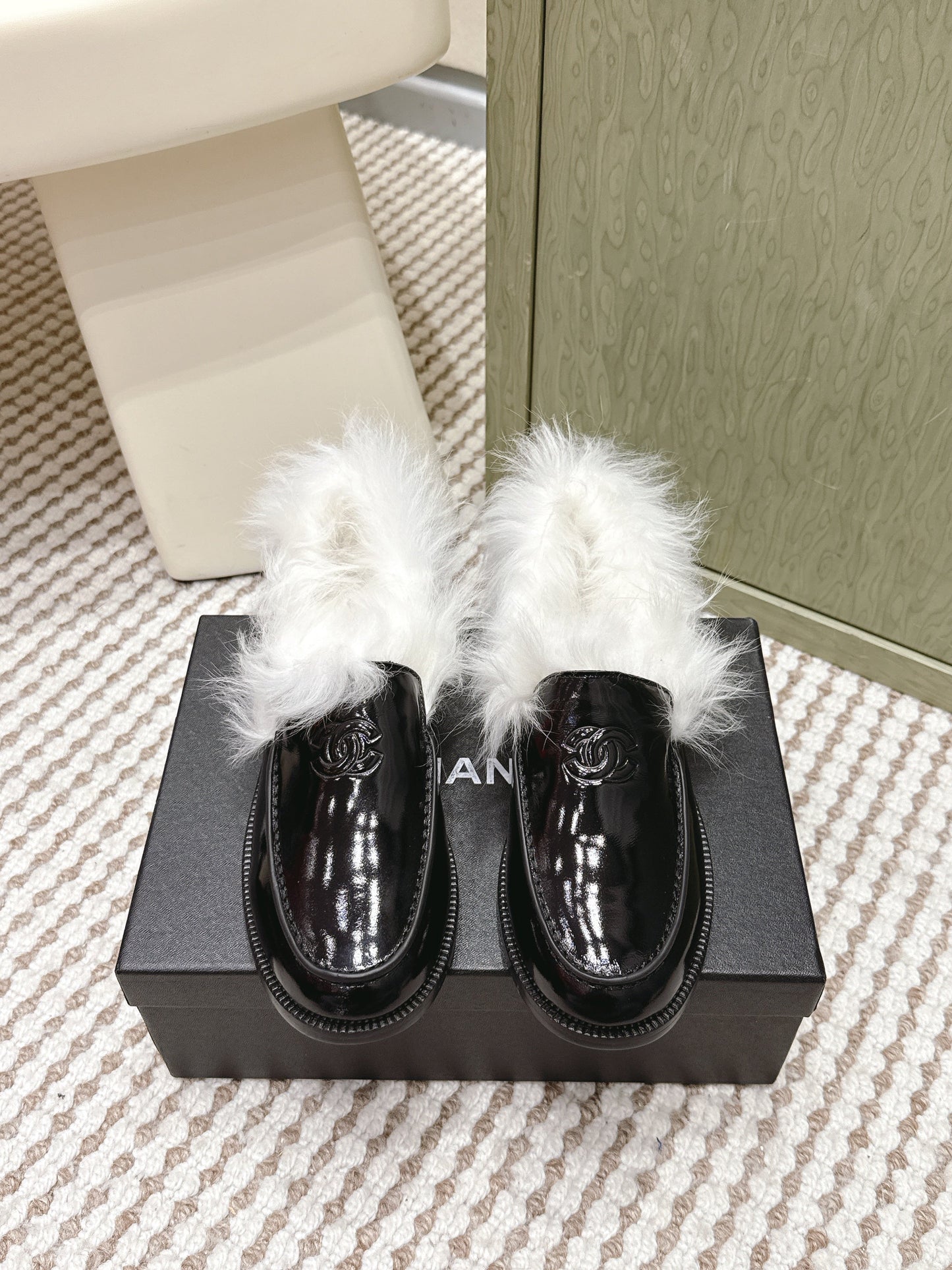 CHANEL 25S LOAFERS MOCCASIN IN BLACK GLOSSY CALFSKIN WITH WHITE MINK FUR LINING - 35