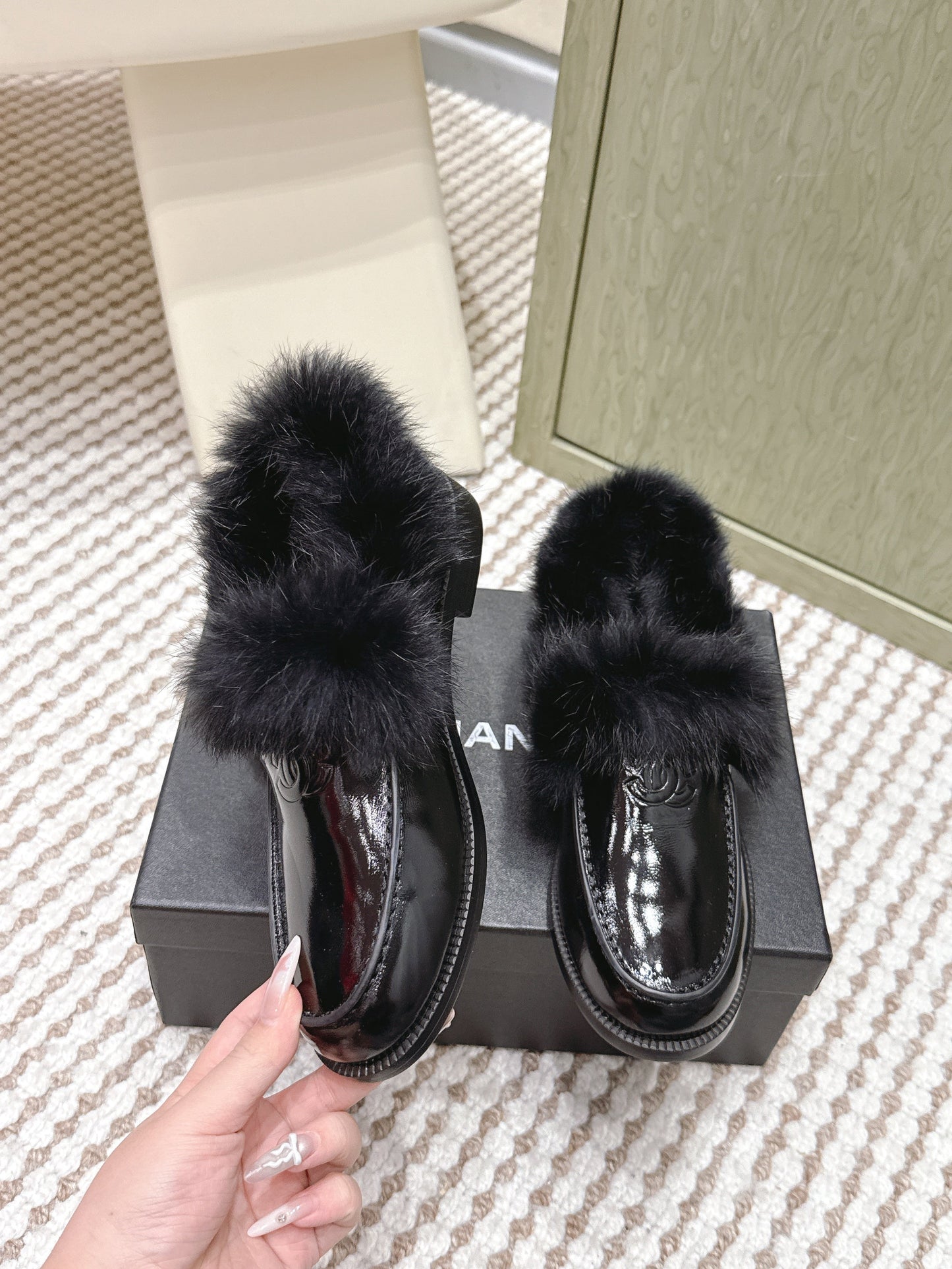 CHANEL 25S LOAFERS MOCCASIN IN BLACK GLOSSY CALFSKIN WITH MINK FUR LINING - 35