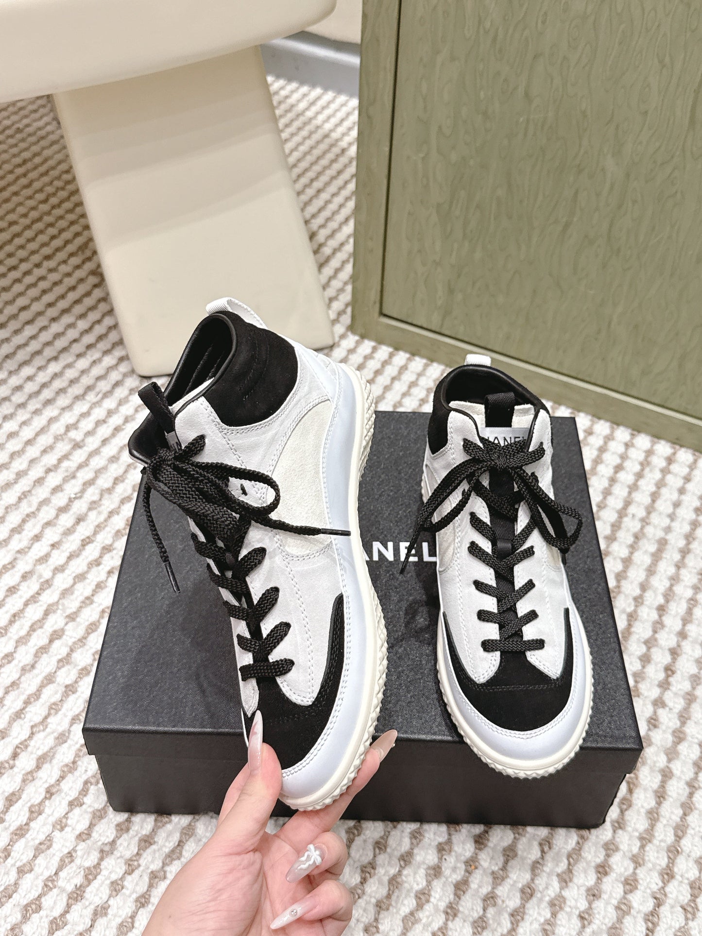 CHANEL 25S HIGH-TOP SNEAKERS IN BLACK AND WHITE CALFSKIN AND SUEDE - 35