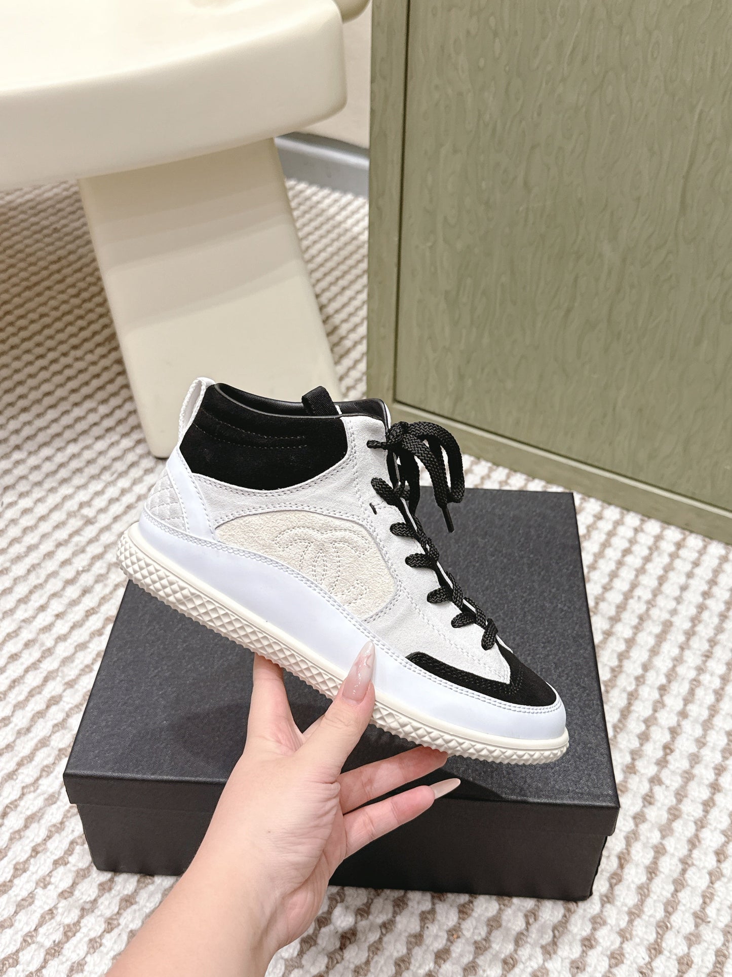 CHANEL 25S HIGH-TOP SNEAKERS IN BLACK AND WHITE CALFSKIN AND SUEDE - 35
