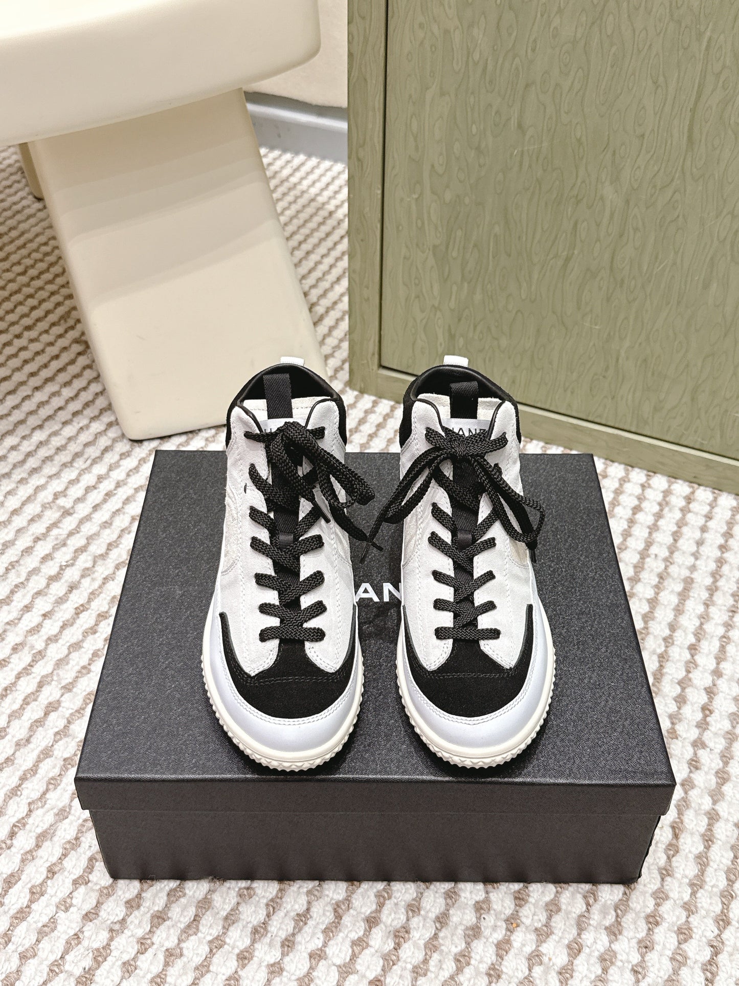 CHANEL 25S HIGH-TOP SNEAKERS IN BLACK AND WHITE CALFSKIN AND SUEDE - 35