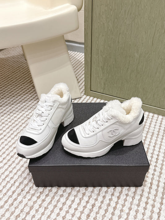 CHANEL КРОСІВКИ 25S БІЛІ З СИНТЕТИЧНОЇ ТКАНИНИ ТА ЧОРНОЇ ЗАМШІ З ТЕЛЯЧОЇ ШКІРИ - 35