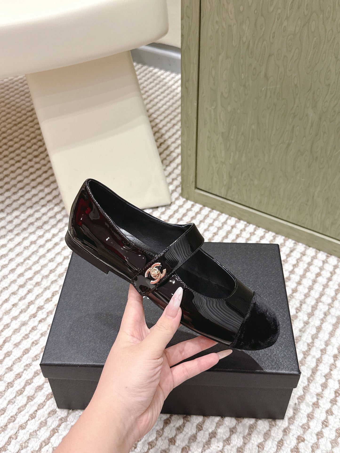 CHANEL 25S MARY JANE FLAT IN BLACK PATENT CALFSKIN WITH BLACK VELVET CAP TOE - 35