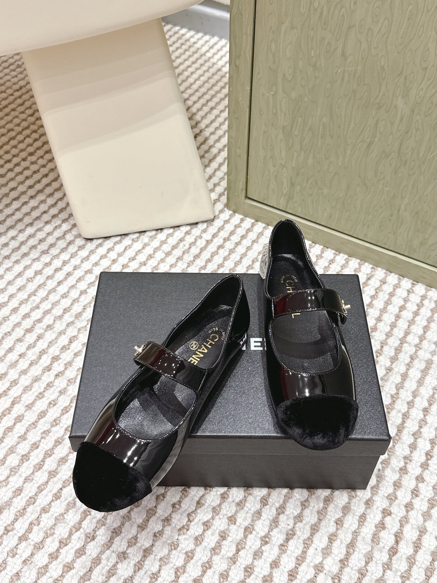 CHANEL 25S MARY JANE FLAT IN BLACK PATENT CALFSKIN WITH BLACK VELVET CAP TOE - 35