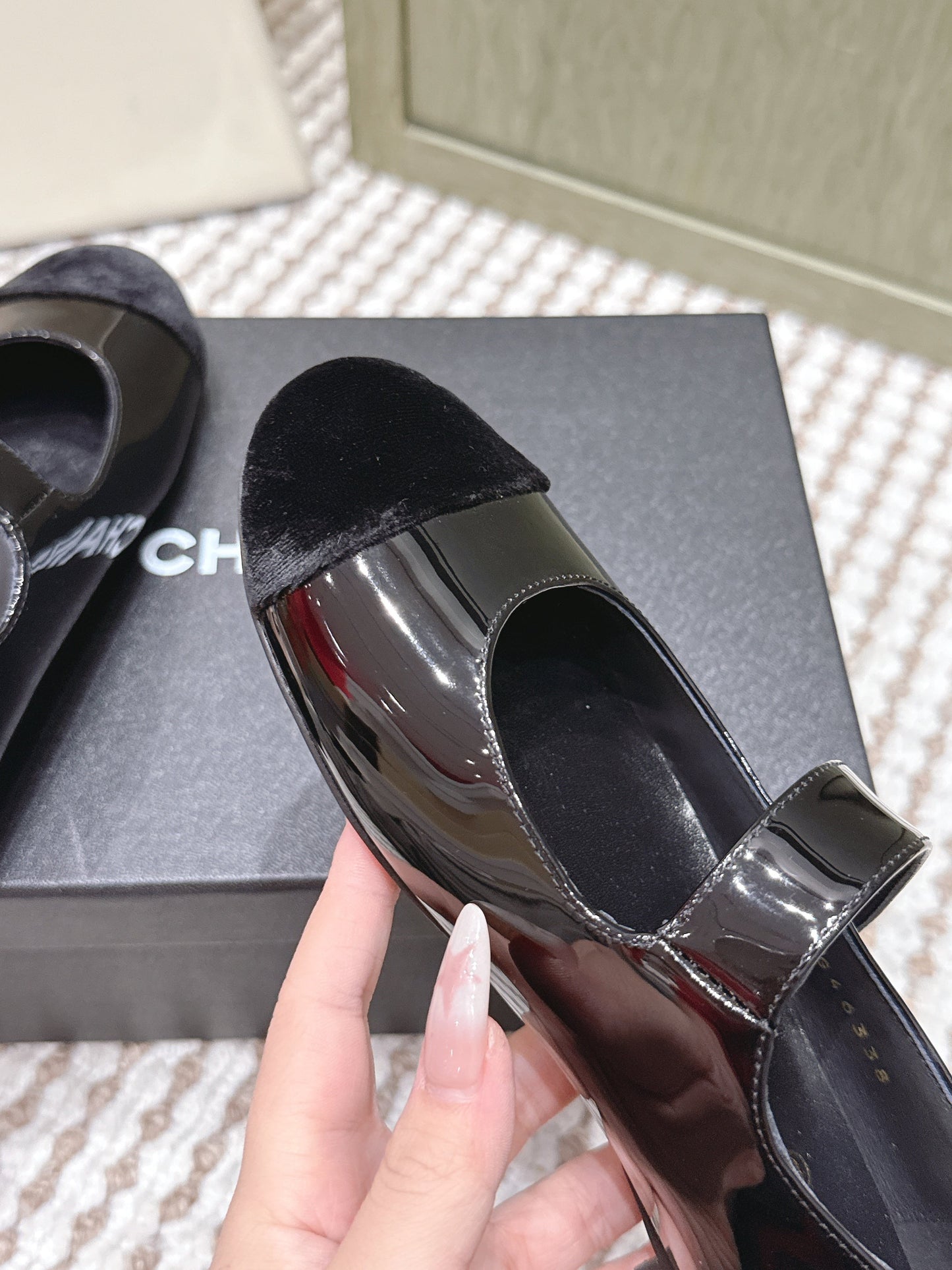 CHANEL 25S MARY JANE FLAT IN BLACK PATENT CALFSKIN WITH BLACK VELVET CAP TOE - 35