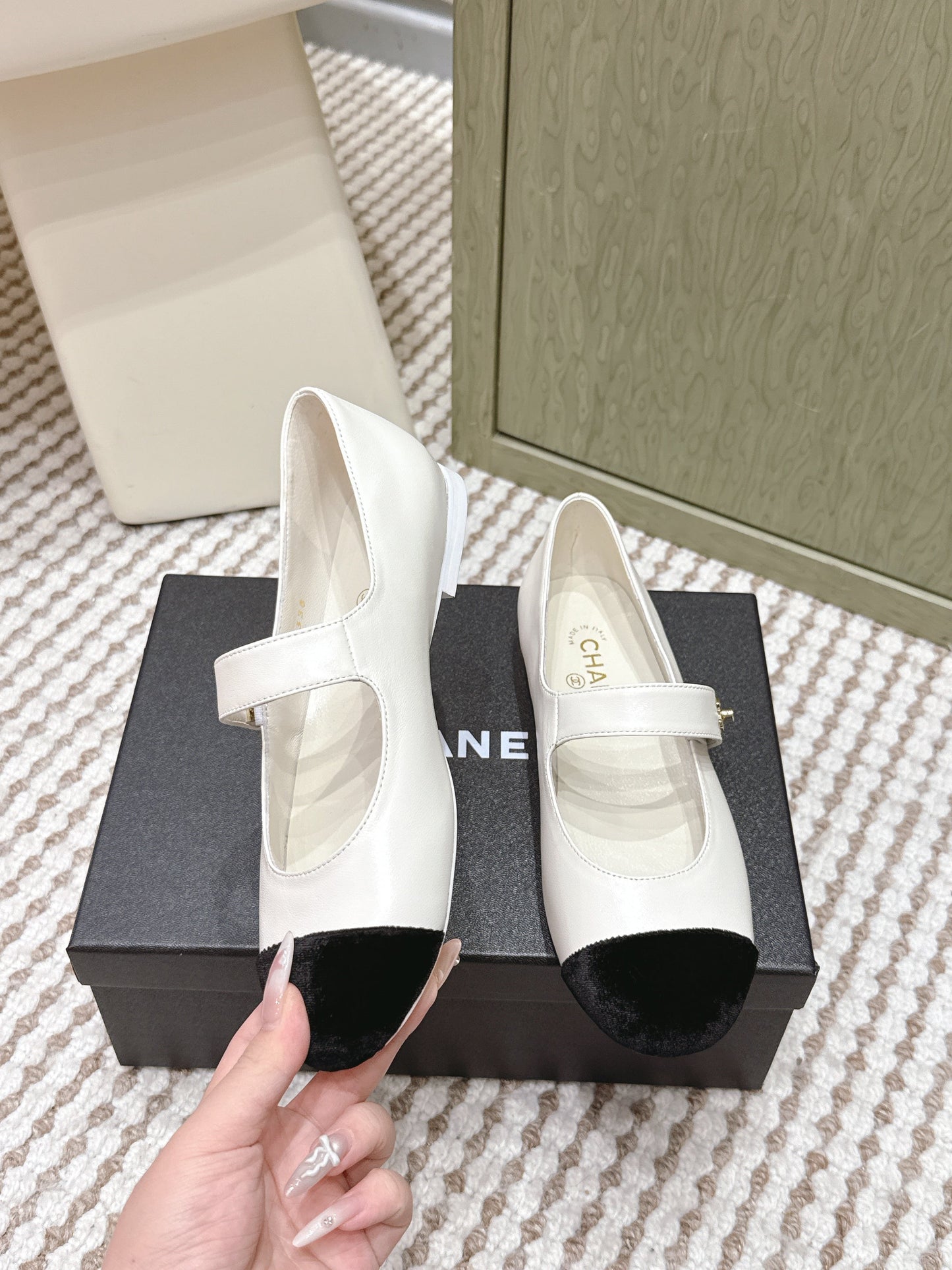 CHANEL 25S MARY JANE FLAT IN WHITE LAMBSKIN WITH BLACK VELVET CAP TOE - 35