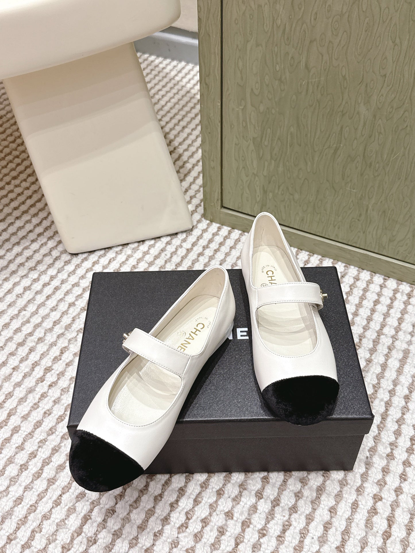 CHANEL 25S MARY JANE FLAT IN WHITE LAMBSKIN WITH BLACK VELVET CAP TOE - 35