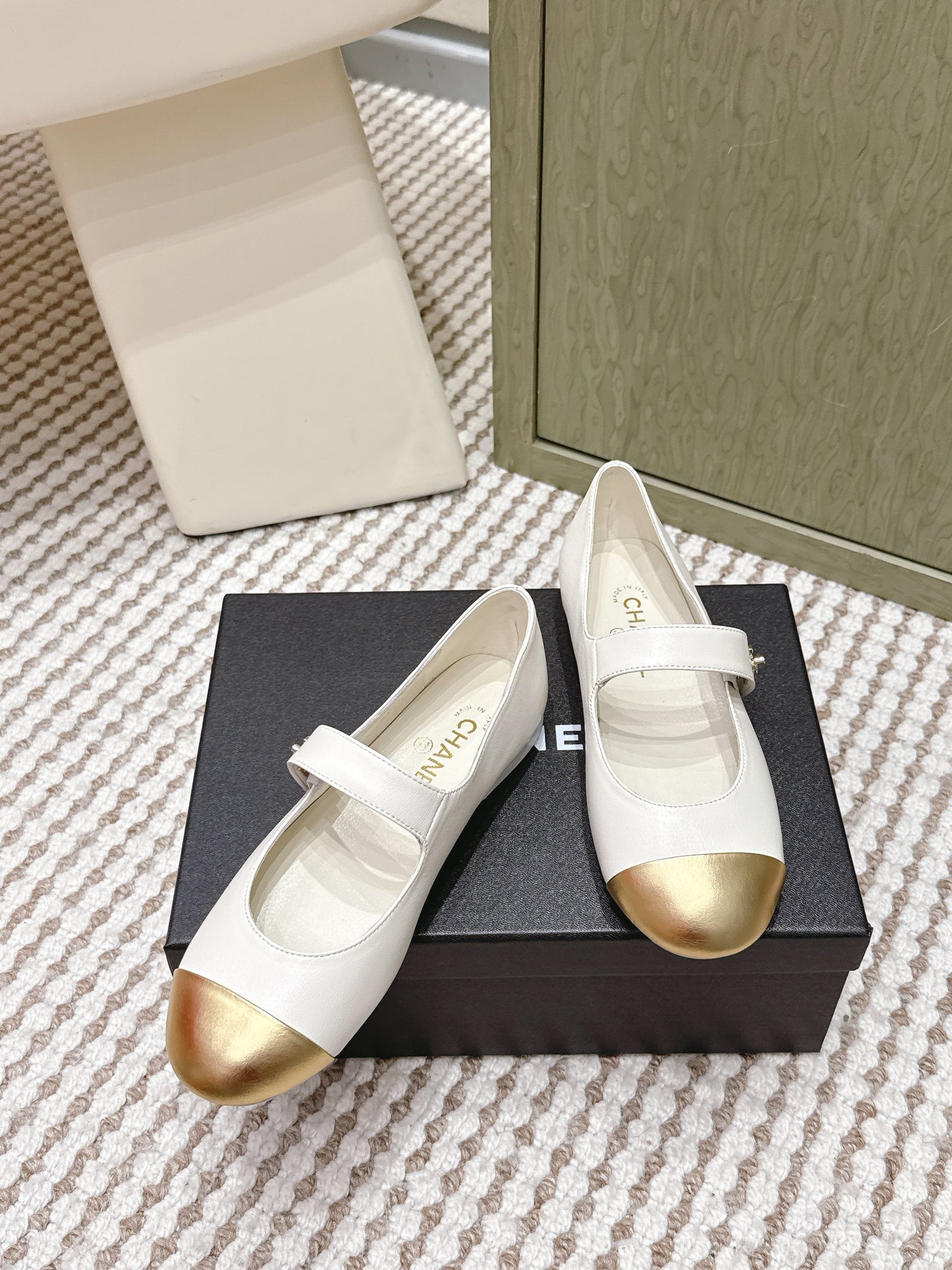 CHANEL 25S MARY JANE FLAT IN WHITE LAMBSKIN WITH YELLOW CAP TOE GOLD HARDWARE - 35