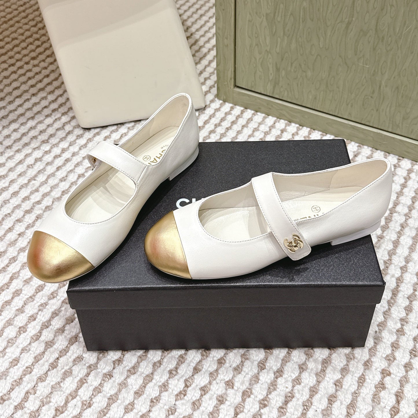 CHANEL 25S MARY JANE FLAT IN WHITE LAMBSKIN WITH YELLOW CAP TOE GOLD HARDWARE - 35