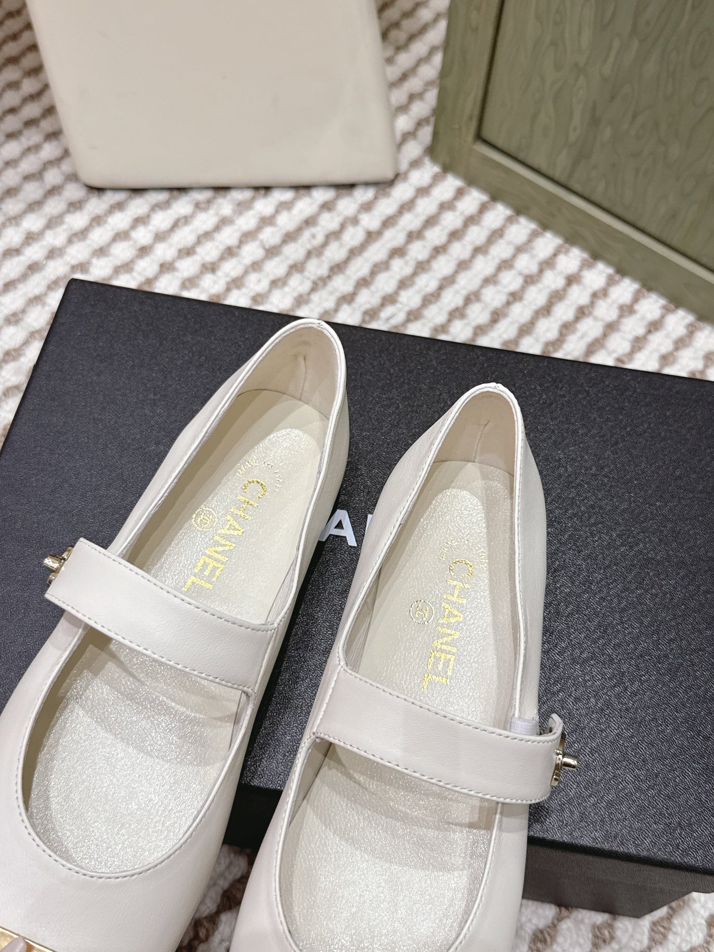 CHANEL 25S MARY JANE FLAT IN WHITE LAMBSKIN WITH YELLOW CAP TOE GOLD HARDWARE - 35