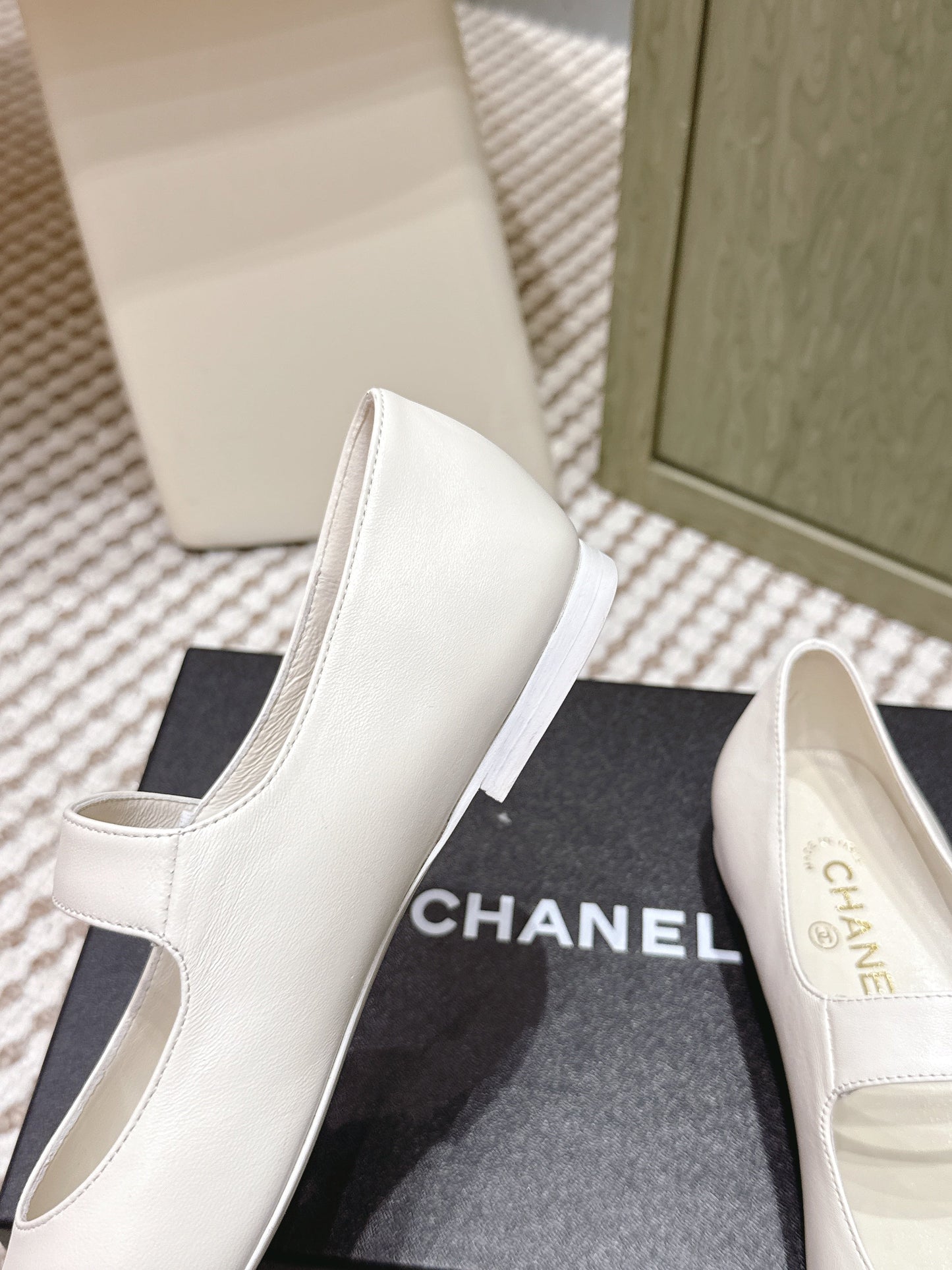 CHANEL 25S MARY JANE FLAT IN WHITE LAMBSKIN WITH YELLOW CAP TOE GOLD HARDWARE - 35