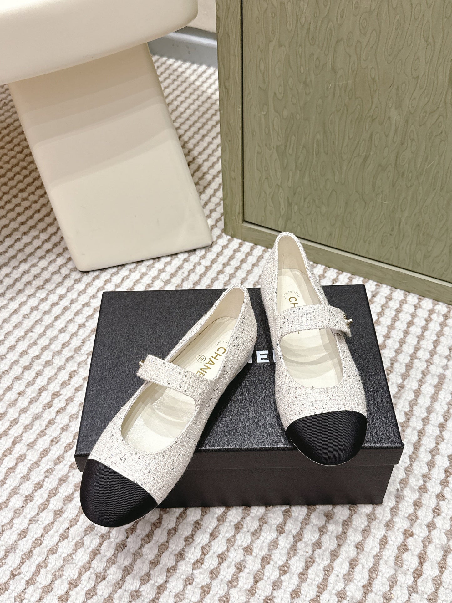 CHANEL 25S MARY JANE FLAT IN WHITE TWEED WITH BLACK CAP TOE GOLD HARDWARE - 35