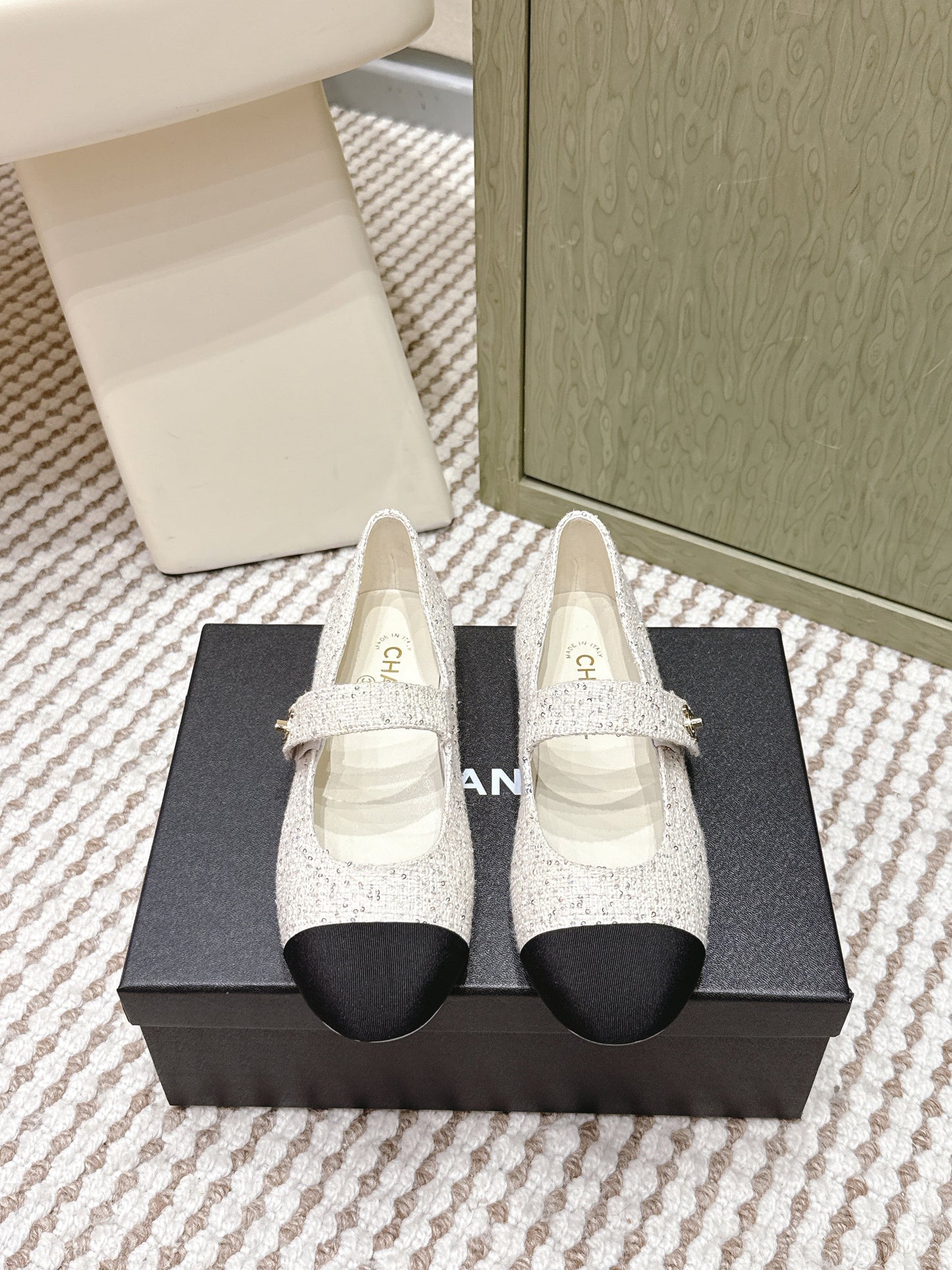 CHANEL 25S MARY JANE FLAT IN WHITE TWEED WITH BLACK CAP TOE GOLD HARDWARE - 35