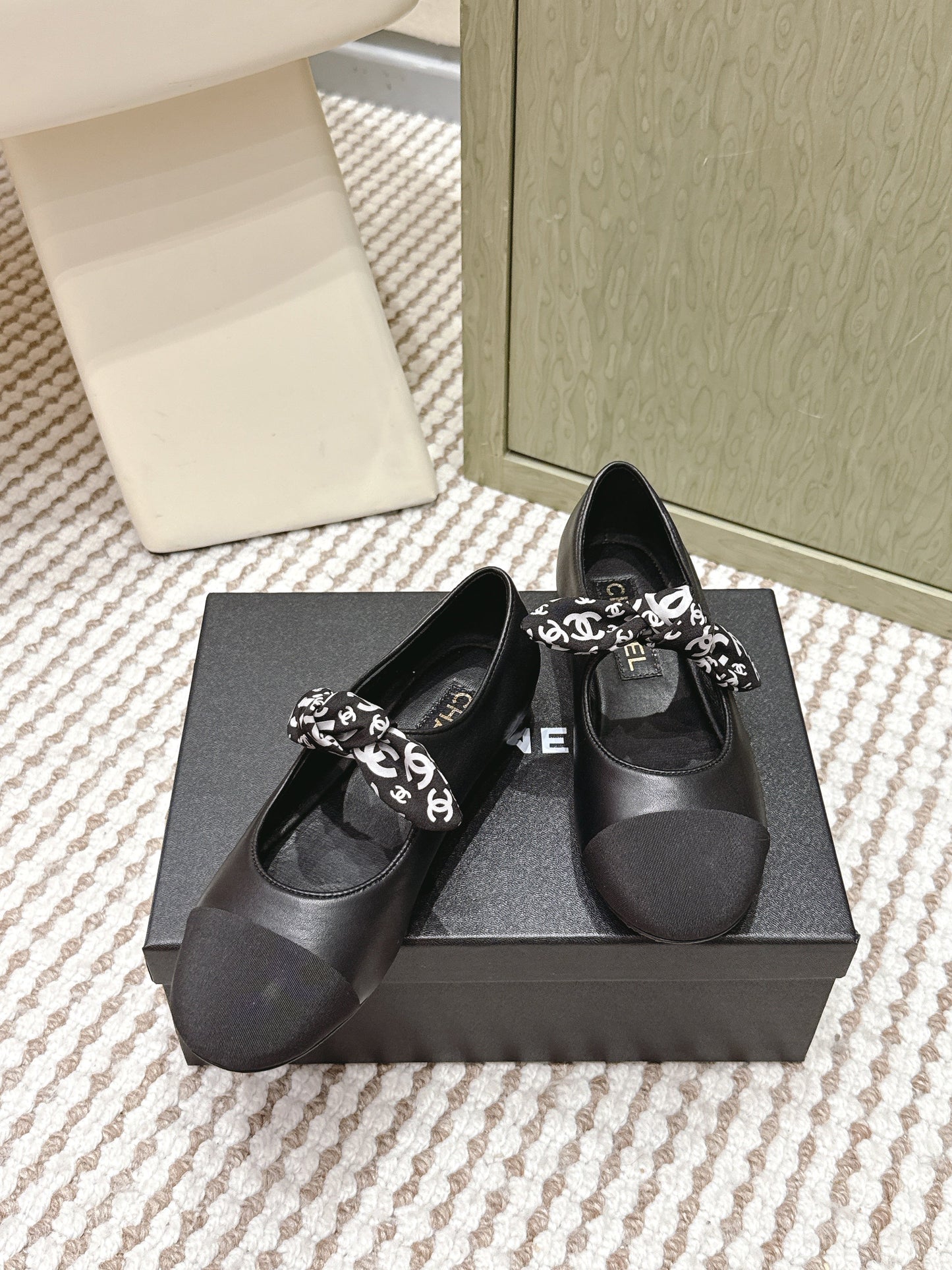 CHANEL 25S MARY JANES IN BLACK SHEARLING AND GROS GRAIN - 35