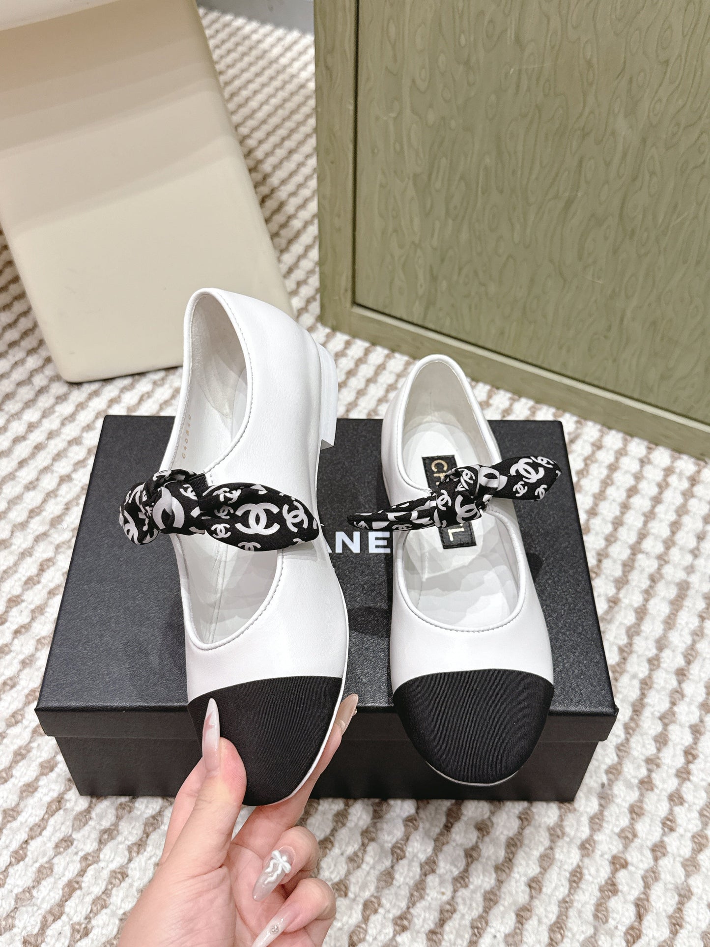 CHANEL 25S MARY JANES IN WHITE AND BLACK SHEARLING AND GROS GRAIN - 35