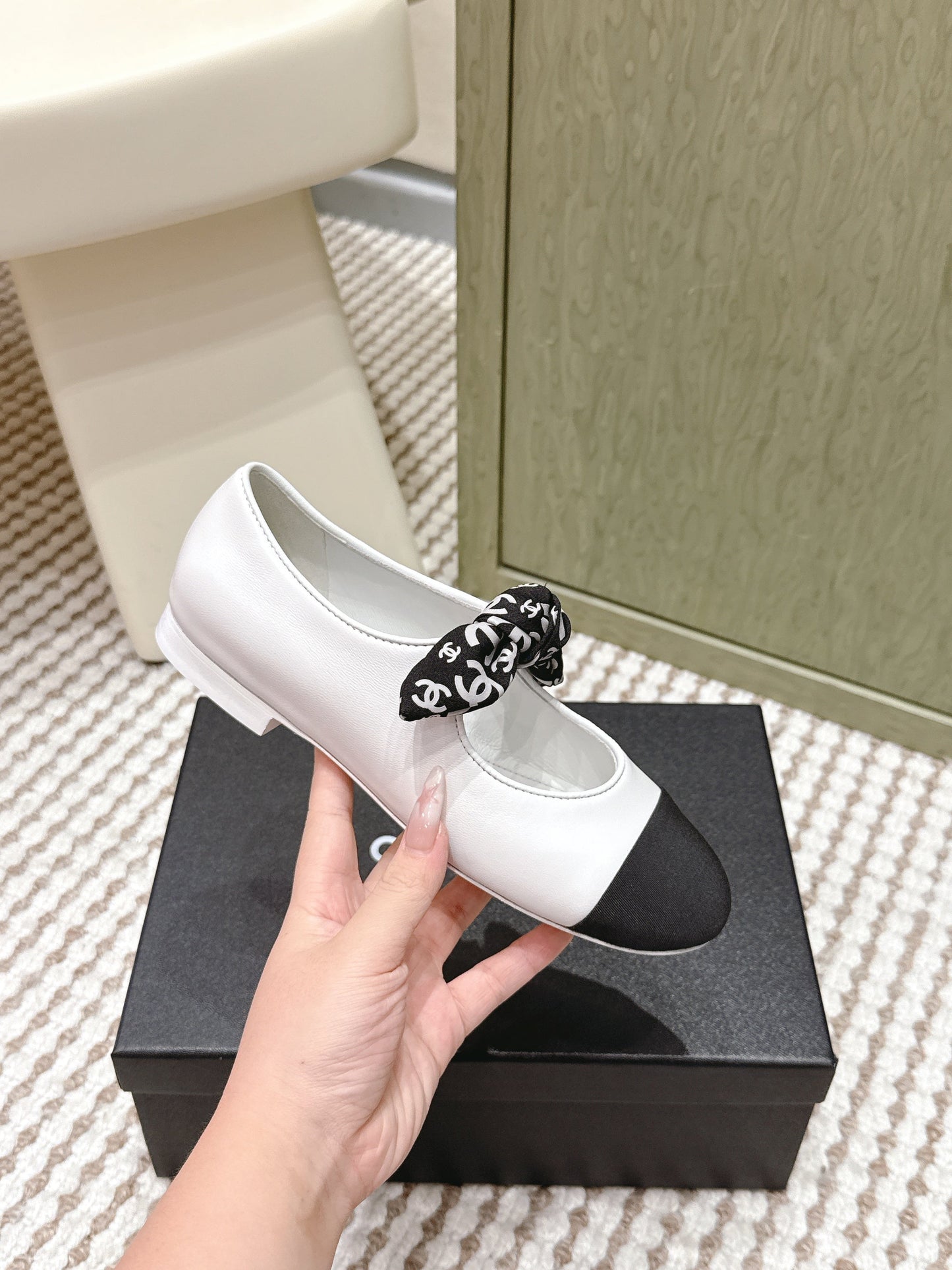 CHANEL 25S MARY JANES IN WHITE AND BLACK SHEARLING AND GROS GRAIN - 35