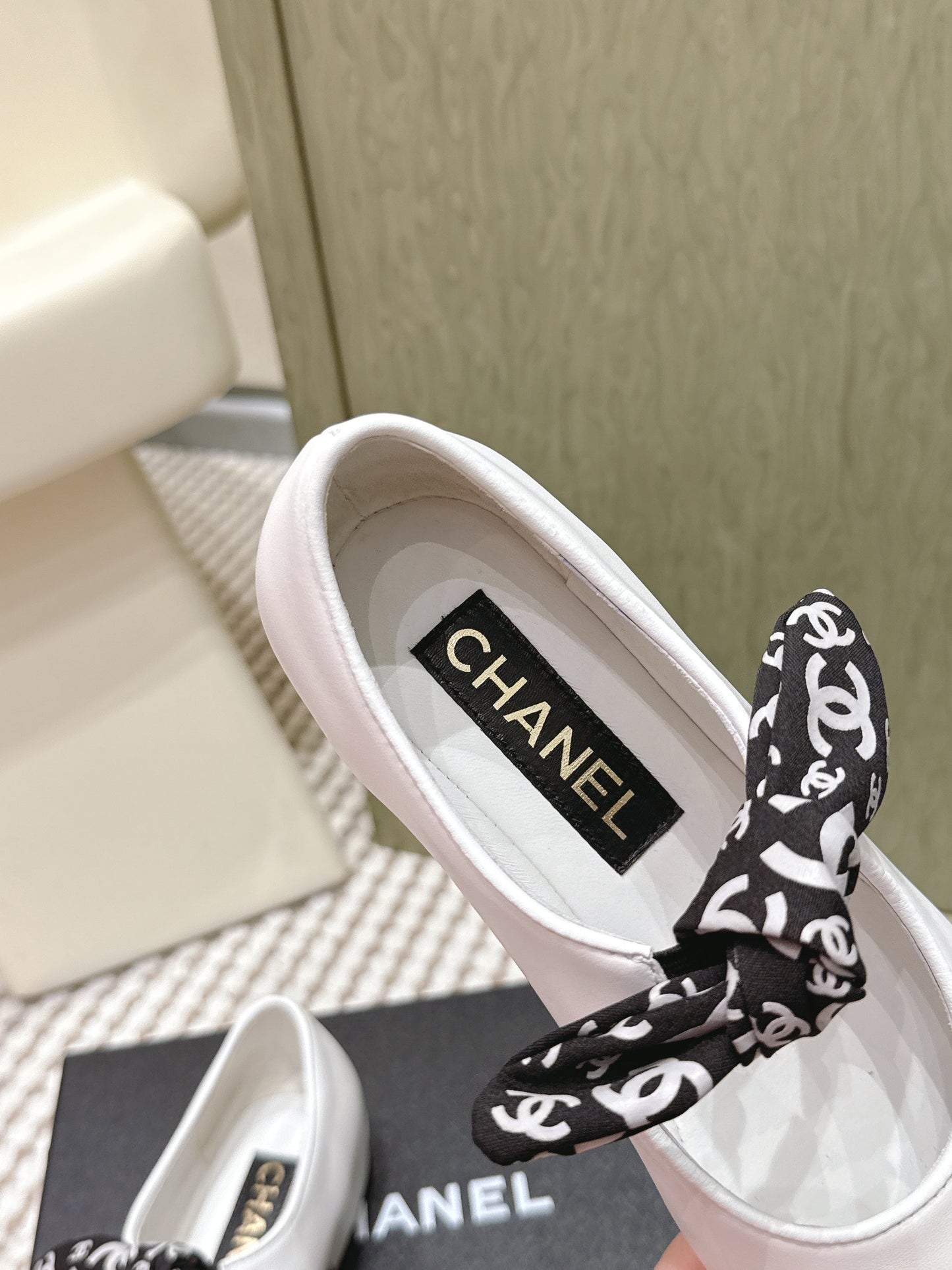 CHANEL 25S MARY JANES IN WHITE AND BLACK SHEARLING AND GROS GRAIN - 35