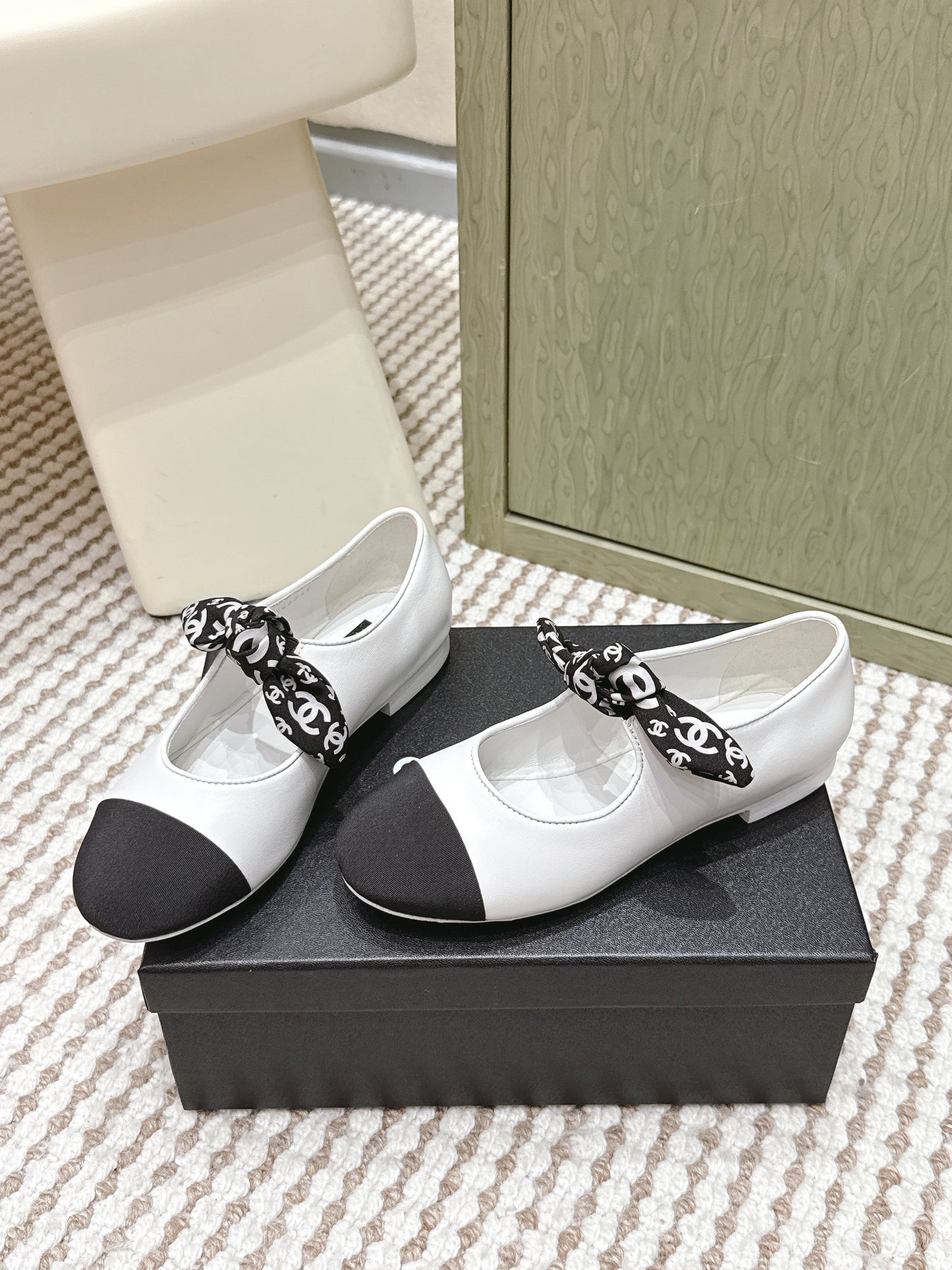 CHANEL 25S MARY JANES IN WHITE AND BLACK SHEARLING AND GROS GRAIN - 35