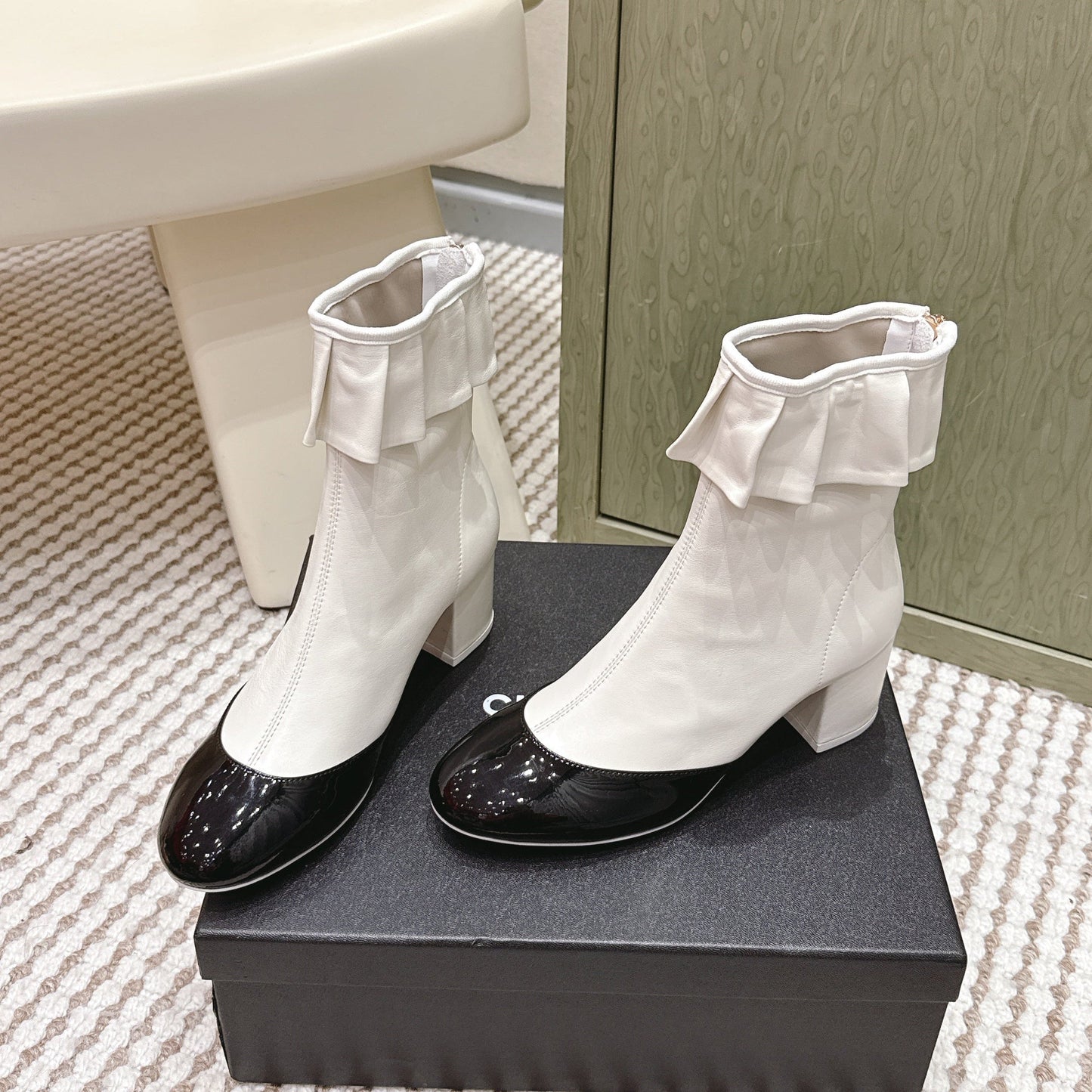 CHANEL 25S ANKLE BOOTS IN  WHITE CALFSKIN AND BLACK GLOSSY TOE RUCHED - 35