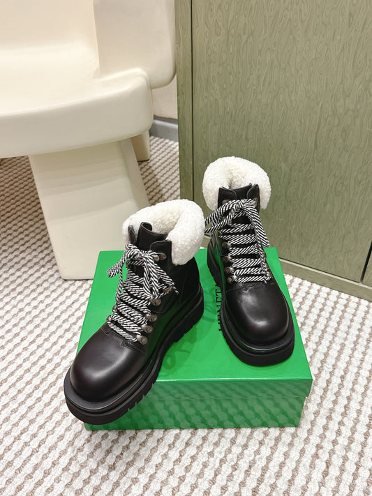 BOTTEGA VENETA 26S ЧЕРЕВИКИ LUG ANKLE BOOTS З ЧОРНОЇ ТЕЛЯЧОЇ ШКІРИ ТА БІЛОЇ ВОВНИ