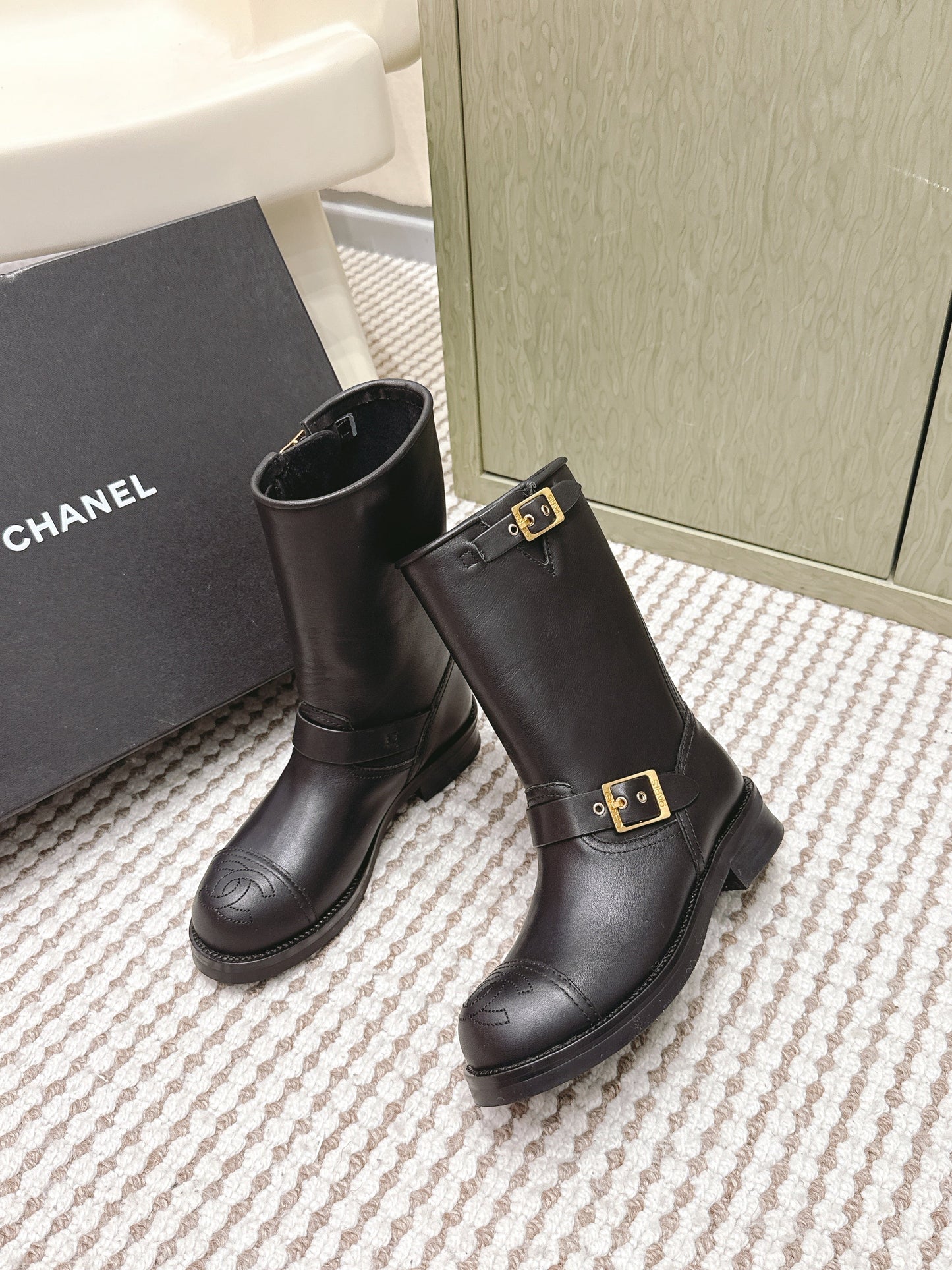 CHANEL 25S CALF-HIGH CHELSEA BOOTS IN BLACK CALFSKIN GOLD HARDWARE - 35