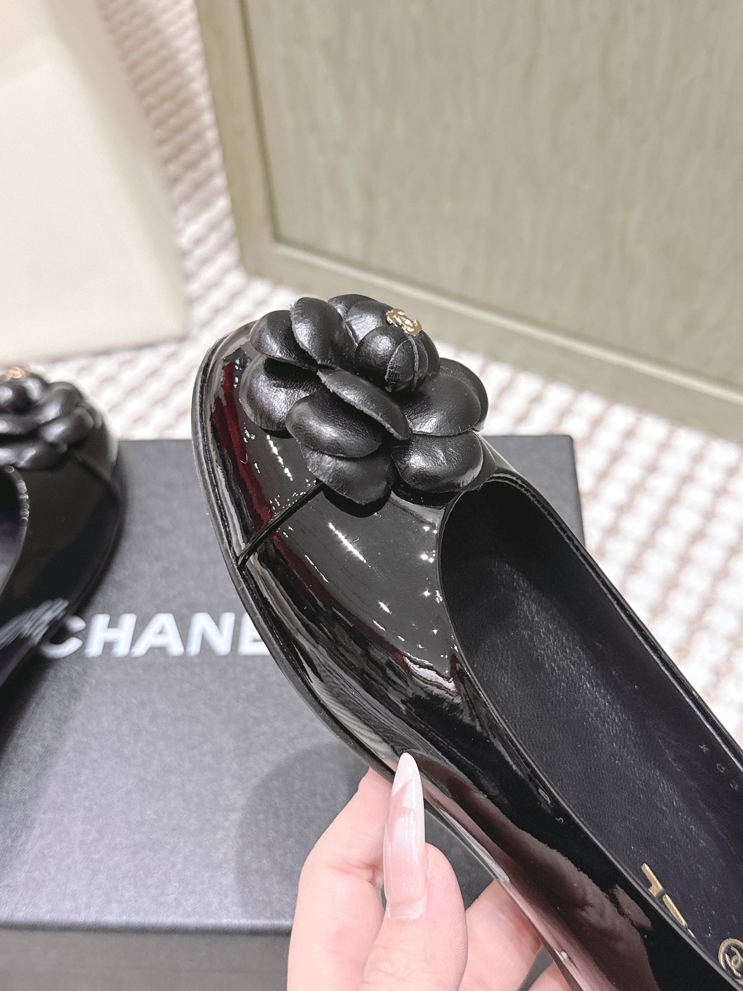 CHANEL 25S BALLET FLAT ROUND TOE IN BLACK PATENT SHEEPSKIN WITH CAMELLIA - 35