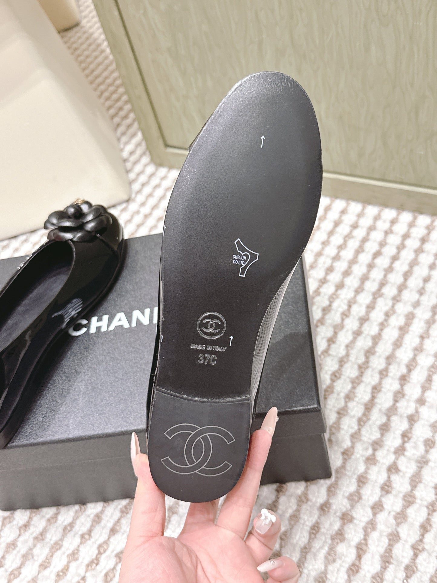 CHANEL 25S BALLET FLAT ROUND TOE IN BLACK PATENT SHEEPSKIN WITH CAMELLIA - 35