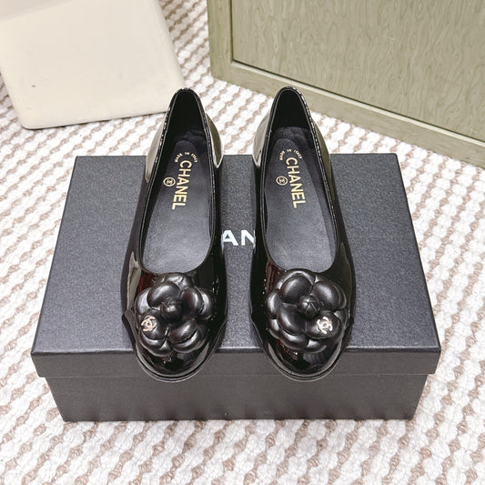 CHANEL 25S BALLET FLAT ROUND TOE IN BLACK PATENT SHEEPSKIN WITH CAMELLIA - 35