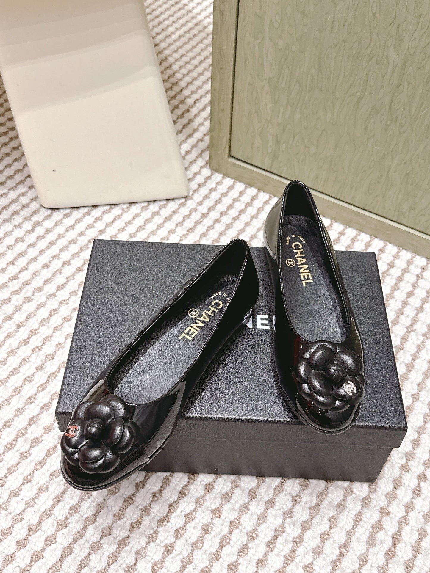 CHANEL 25S BALLET FLAT ROUND TOE IN BLACK PATENT SHEEPSKIN WITH CAMELLIA - 35