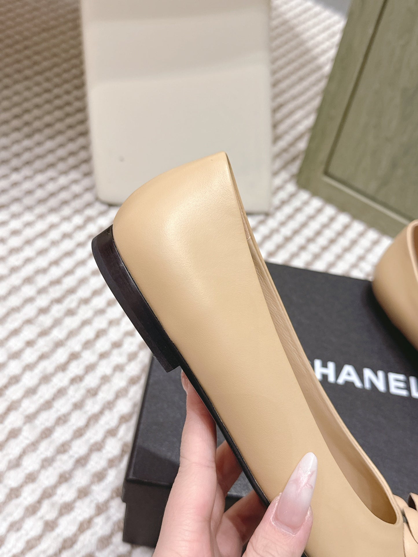 CHANEL 25S BALLET FLAT ROUND TOE IN BEIGE AND BLACK SHEEPSKIN WITH CAMELLIA - 35