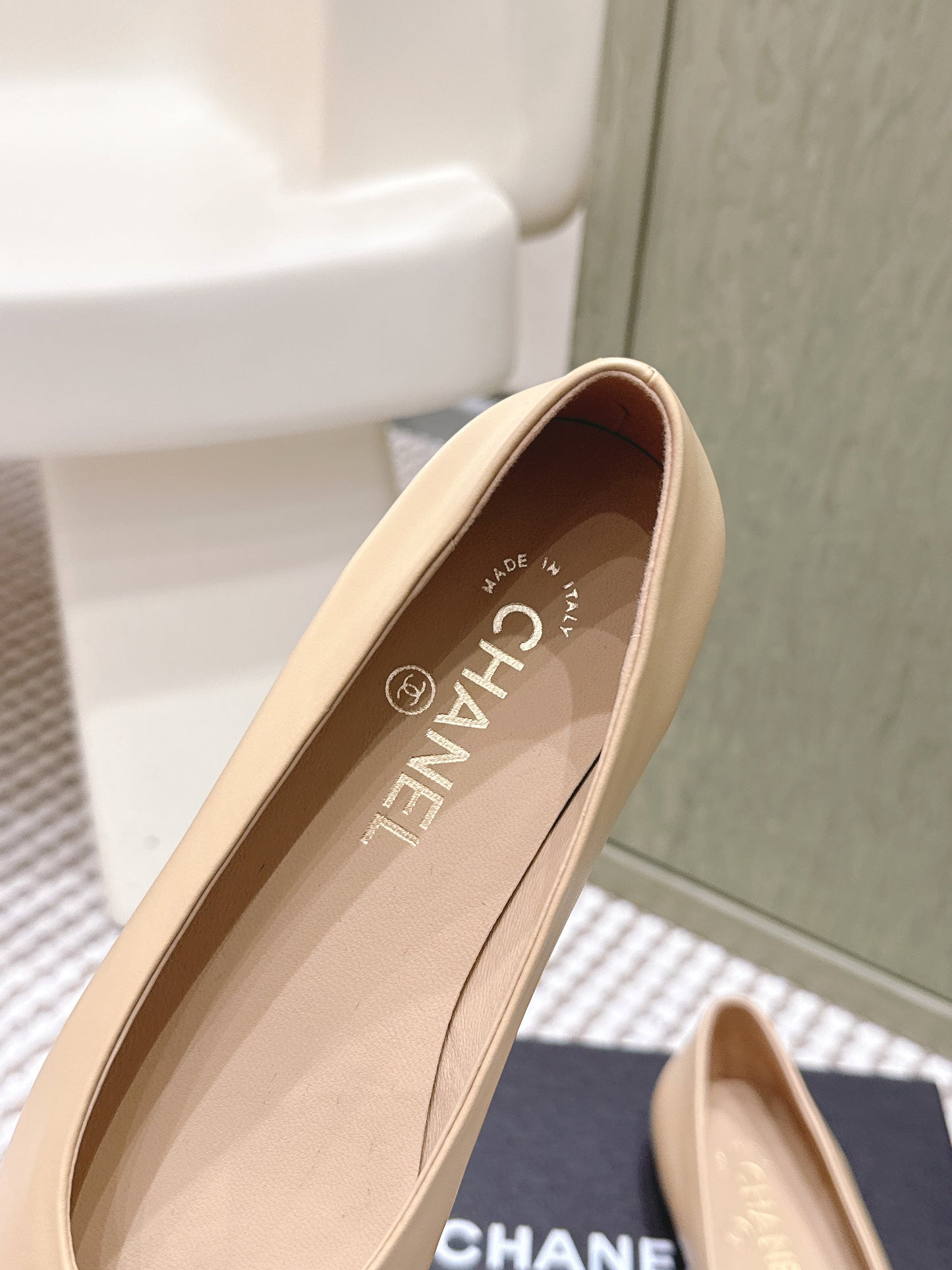 CHANEL 25S BALLET FLAT ROUND TOE IN BEIGE AND BLACK SHEEPSKIN WITH CAMELLIA - 35
